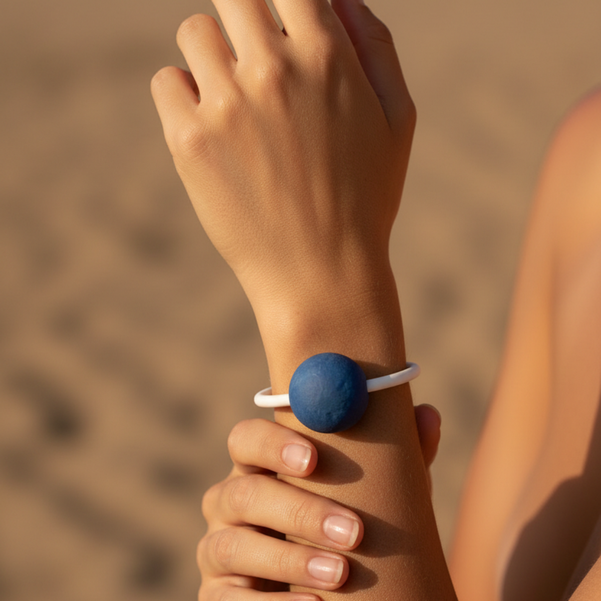 Bracciale sfera blu - editoriale indossato