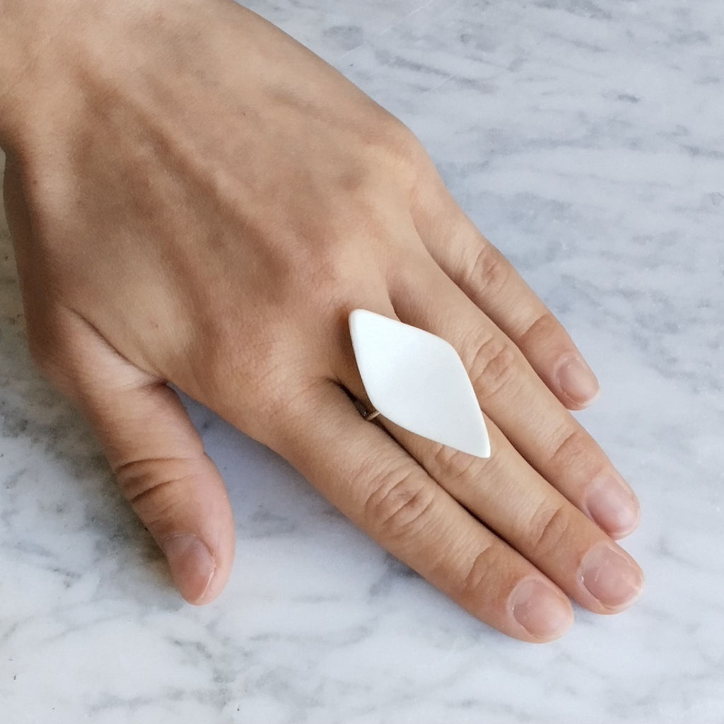 Anello Soffio Maviart  porcellana bianca e argento regolabile, indossato.