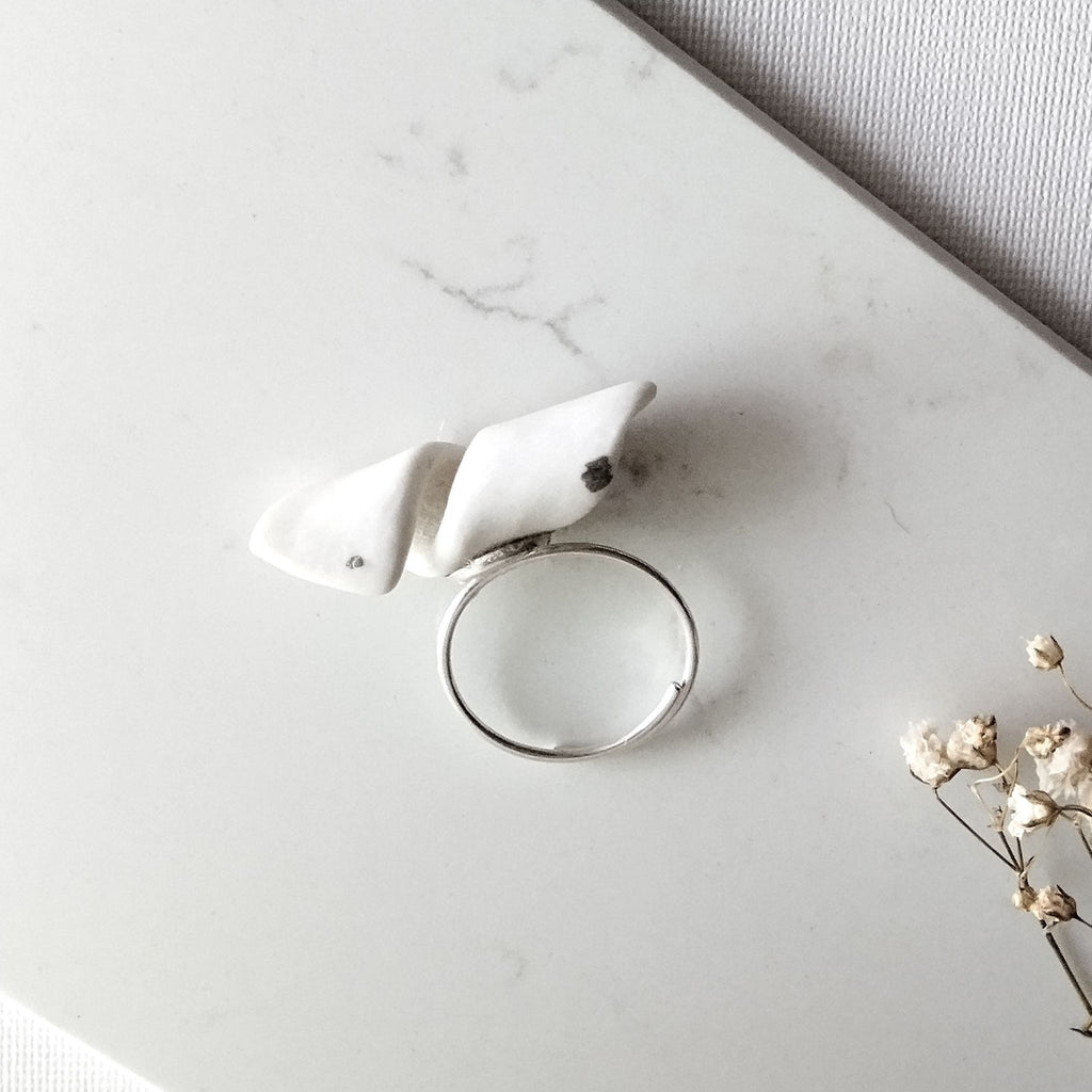 Anello Turbine Maviart, porcellana bianca con platino su base in argento, dettaglio turbine.