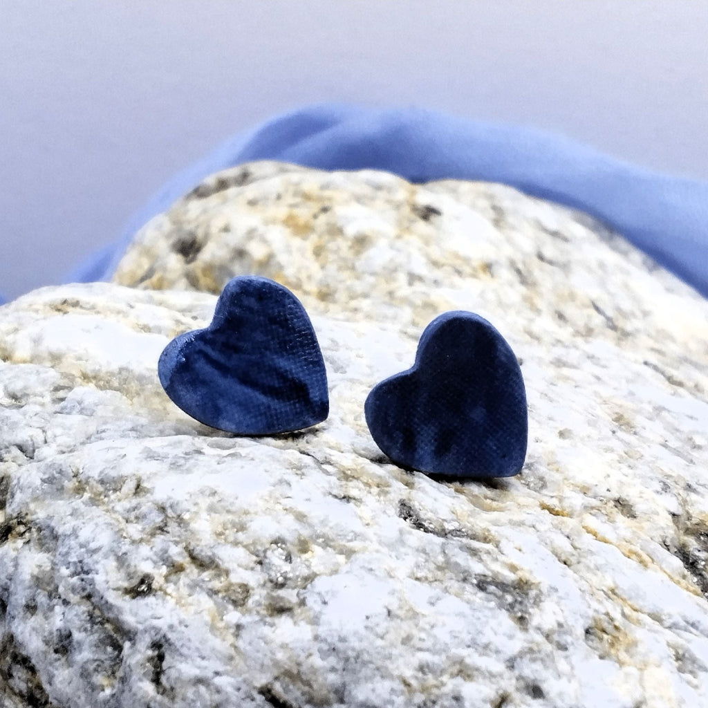 Orecchini a cuore in porcellana nerikomi fatti a mano – vista frontale – Maviart