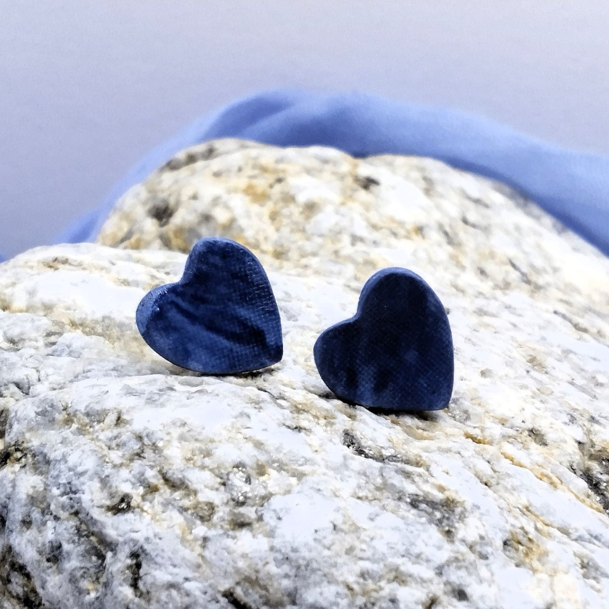 Orecchini a cuore in porcellana nerikomi fatti a mano – vista frontale – Maviart