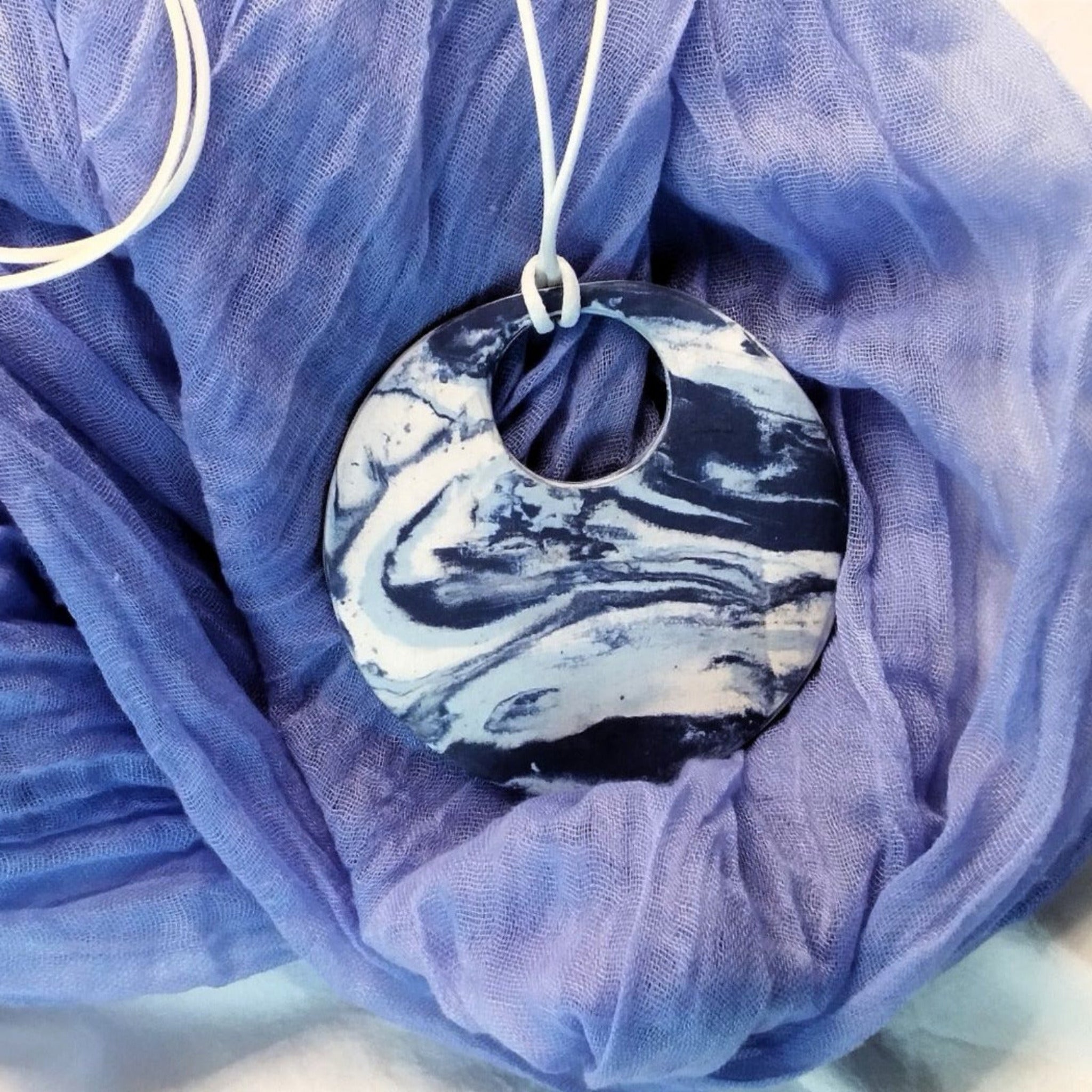Collana con ciondolo rotondo in porcellana nerikomi colori del mare – vista frontale – Maviart