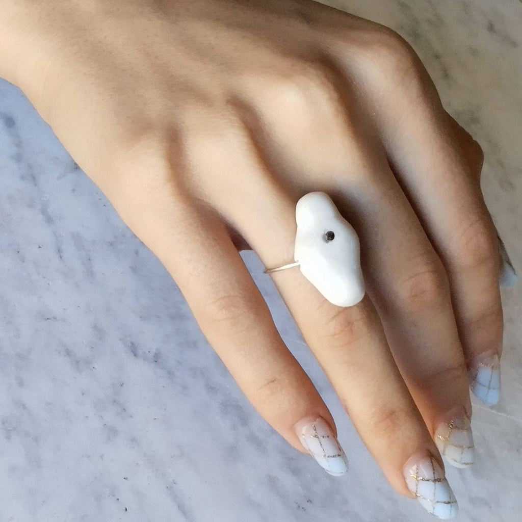 Anello Cumulo Maviart, nuvola in porcellana bianca con platino su base in argento, indossato.