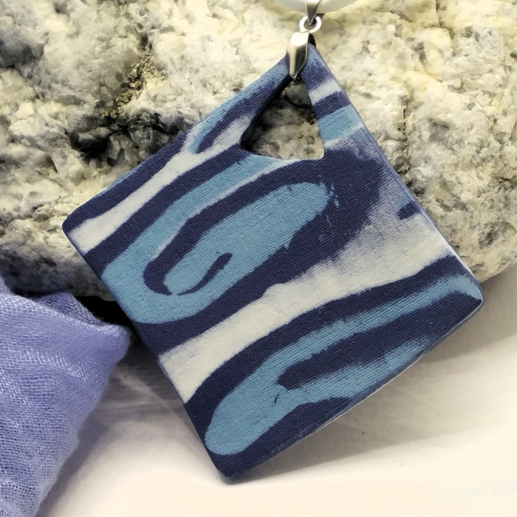 Collana con pendente romboidale in porcellana nerikomi bianco blu celeste – vista frontale – Maviart