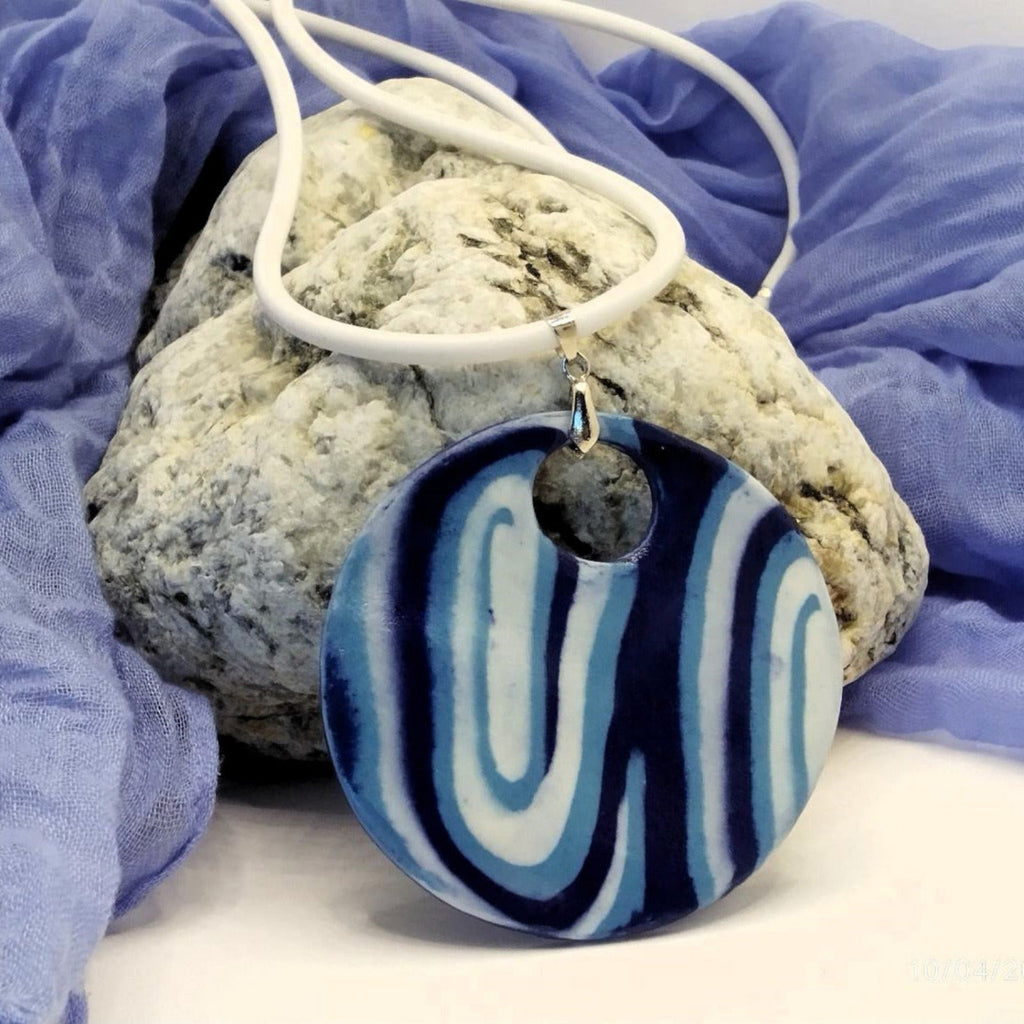 Collana con ciondolo cerchio in porcellana nerikomi bianco e blu – vista frontale – Maviart