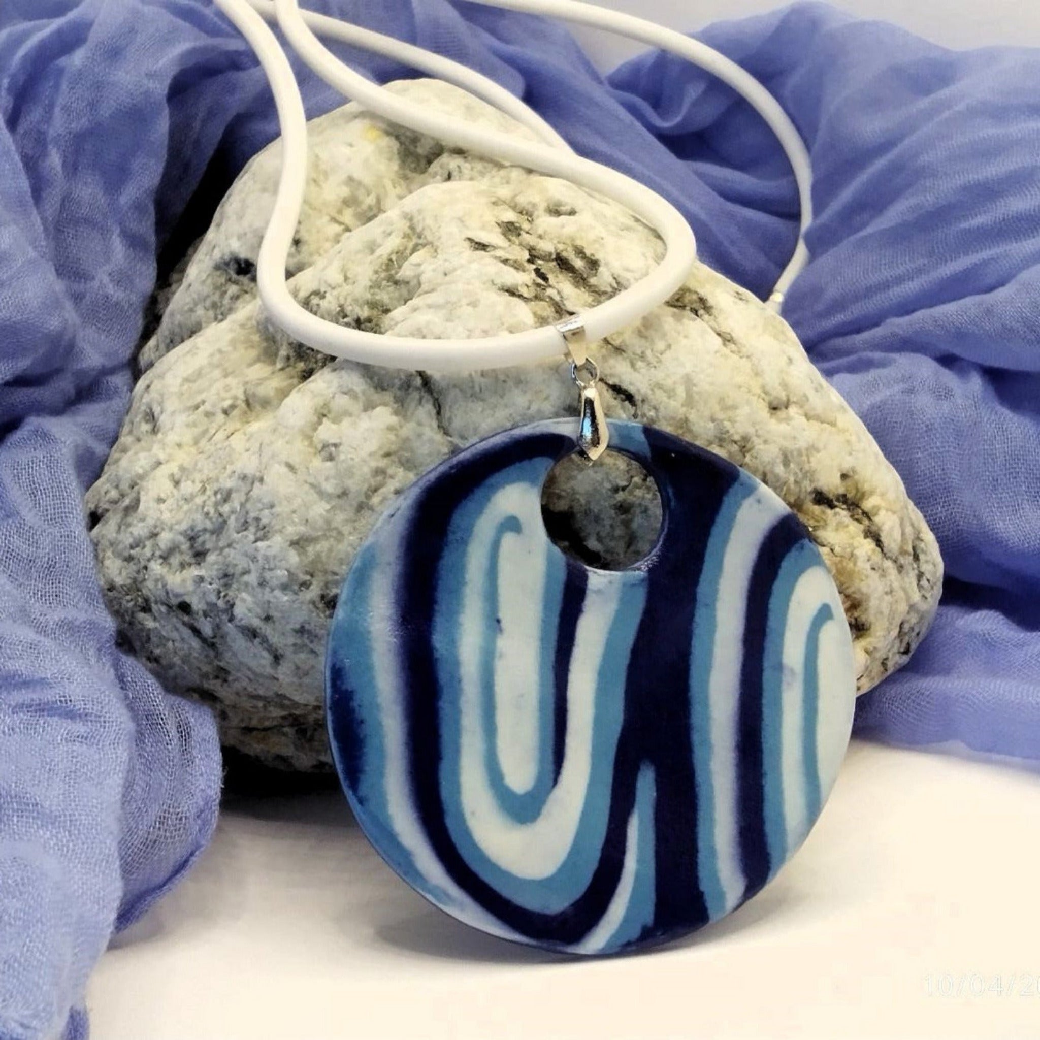 Collana con ciondolo cerchio in porcellana nerikomi bianco e blu – vista frontale – Maviart