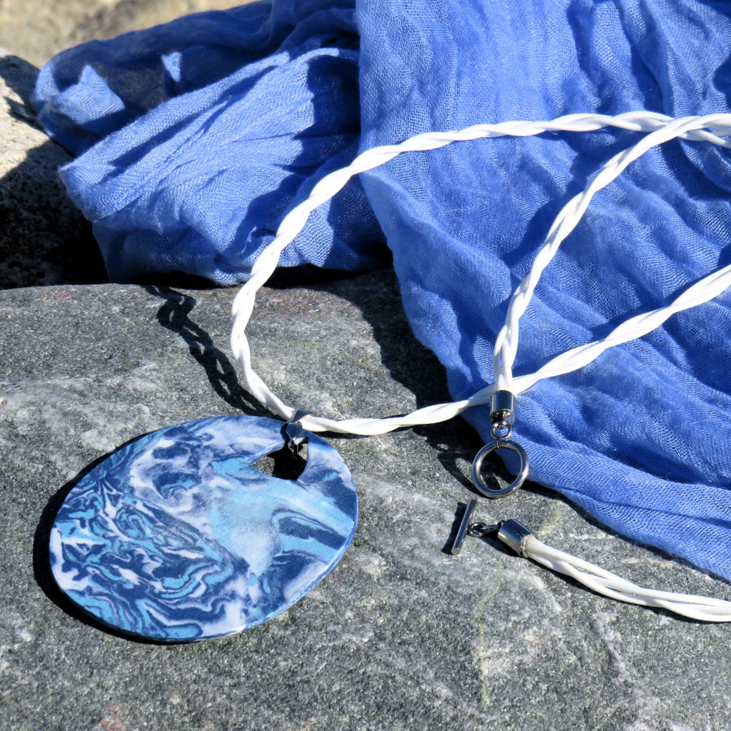 Collana con pendente rotondo in porcellana nerikomi bianco blu celeste – vista frontale – Maviart