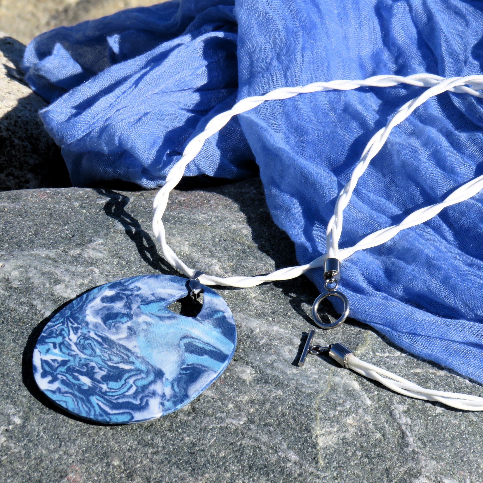 Collana con pendente rotondo in porcellana nerikomi bianco blu celeste – vista frontale – Maviart