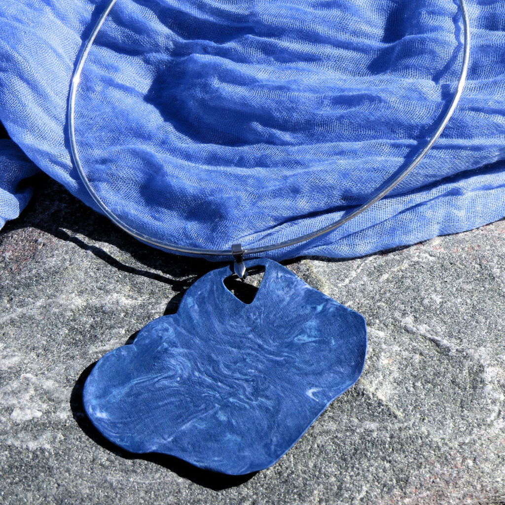Girocollo con pendente a nuvola in porcellana nerikomi colori del mare – vista frontale – Maviart