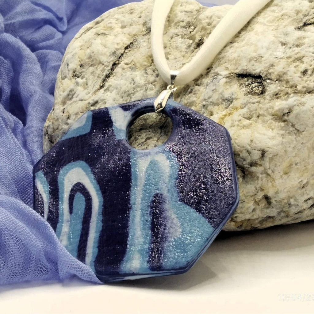 Collana con ciondolo ottagonale in porcellana nerikomi colori del mare – vista frontale – Maviart