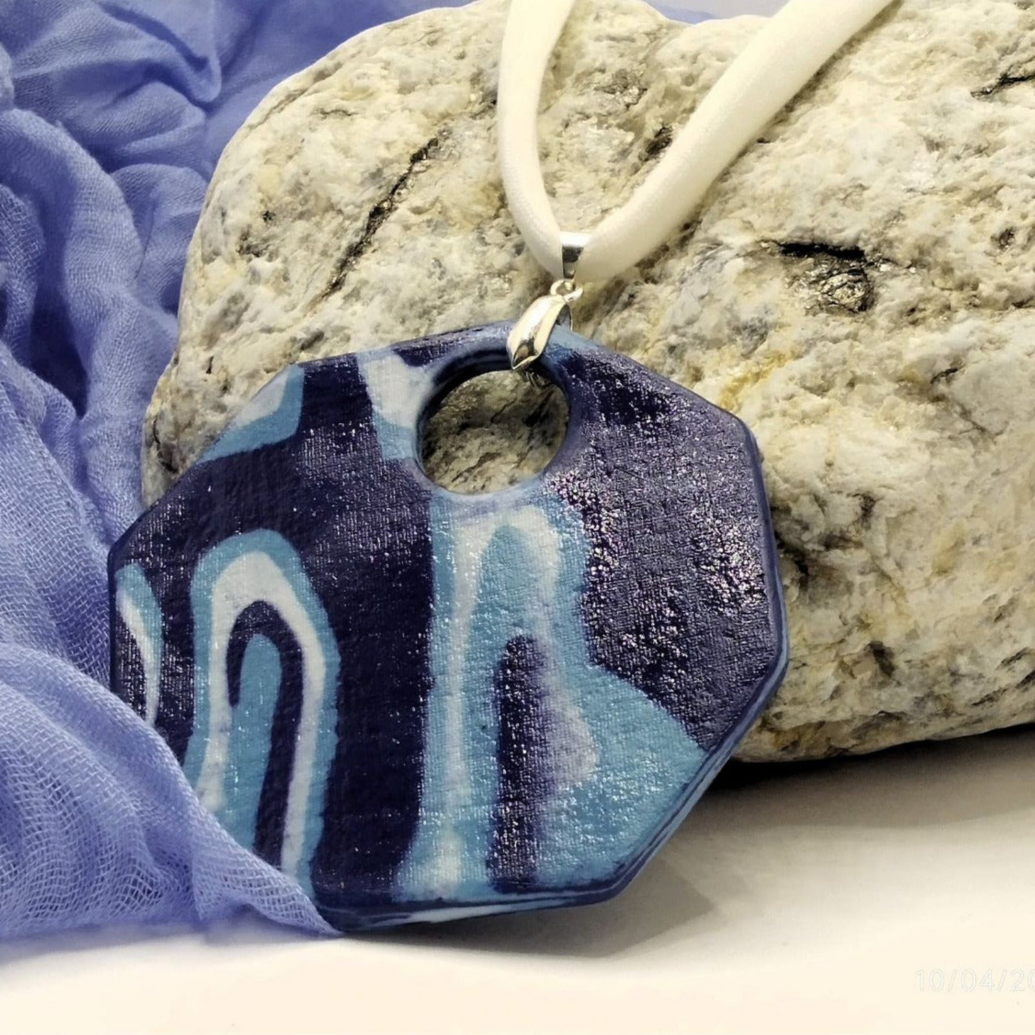 Collana con ciondolo ottagonale in porcellana nerikomi colori del mare – vista frontale – Maviart