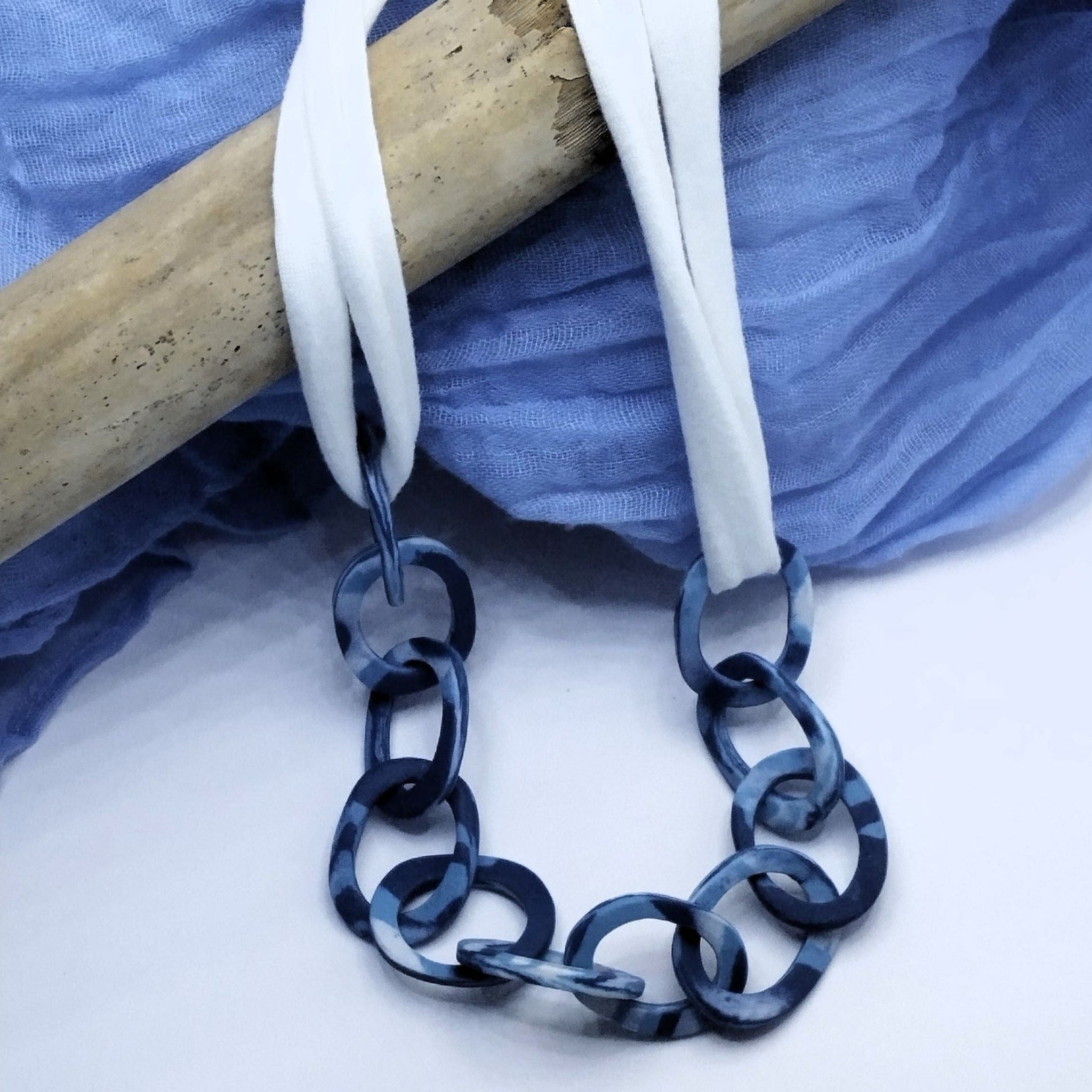 Collana con catena in porcellana nerikomi bianco blu azzurro – vista frontale – Maviart