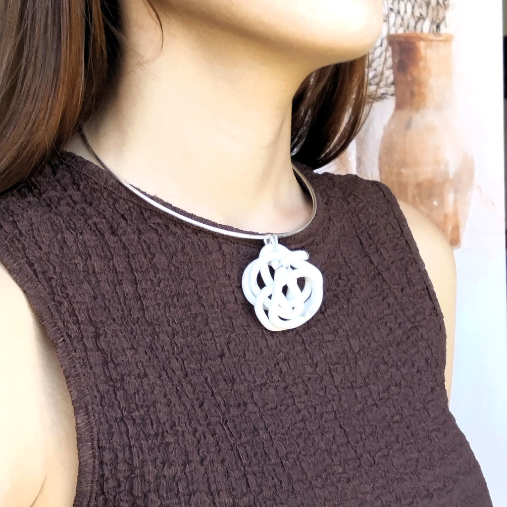 Collana Gomitolo in Porcellana e Argento Sterling – Collezione Aria