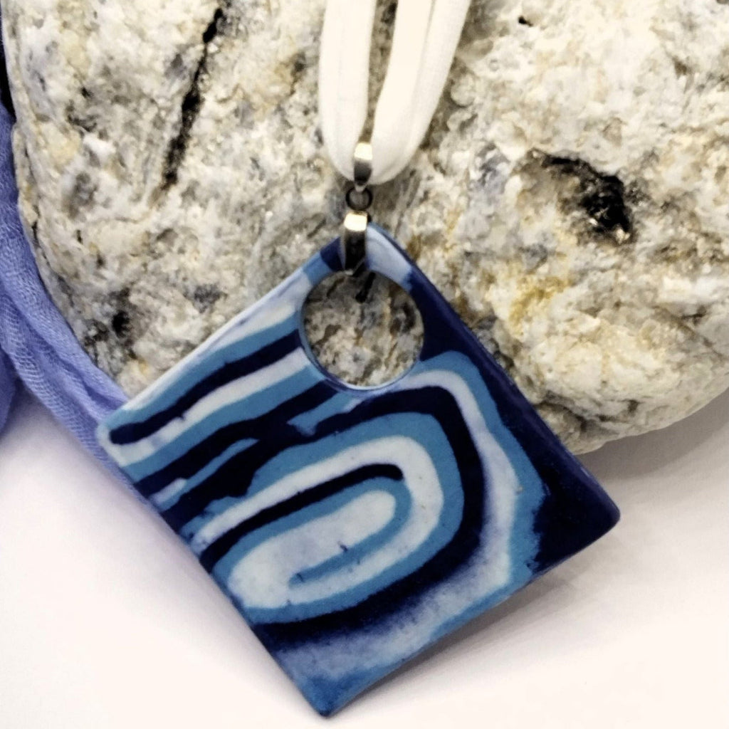 Collana con ciondolo a rombo in porcellana nerikomi bianco e blu – vista frontale – Maviart