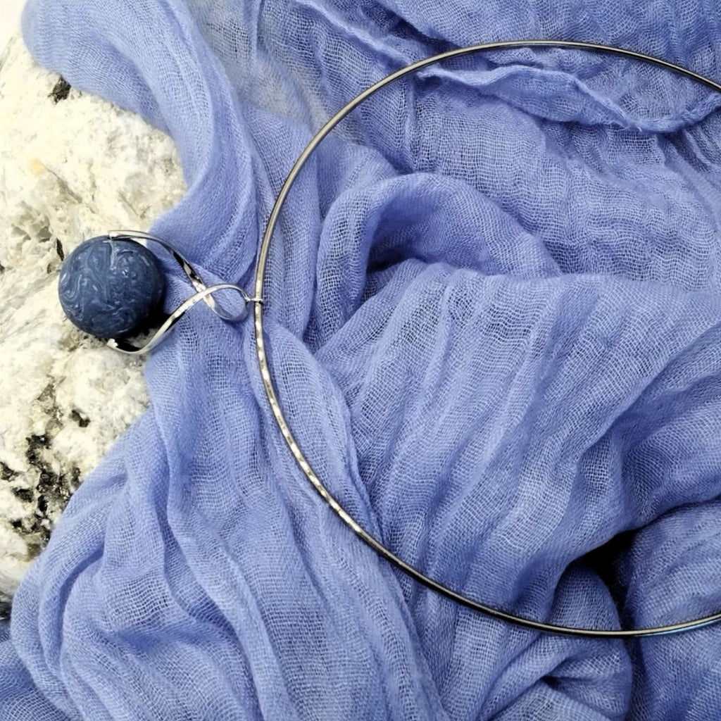 Girocollo rigido in acciaio con sfera in porcellana blu nerikomi – vista frontale – Maviart