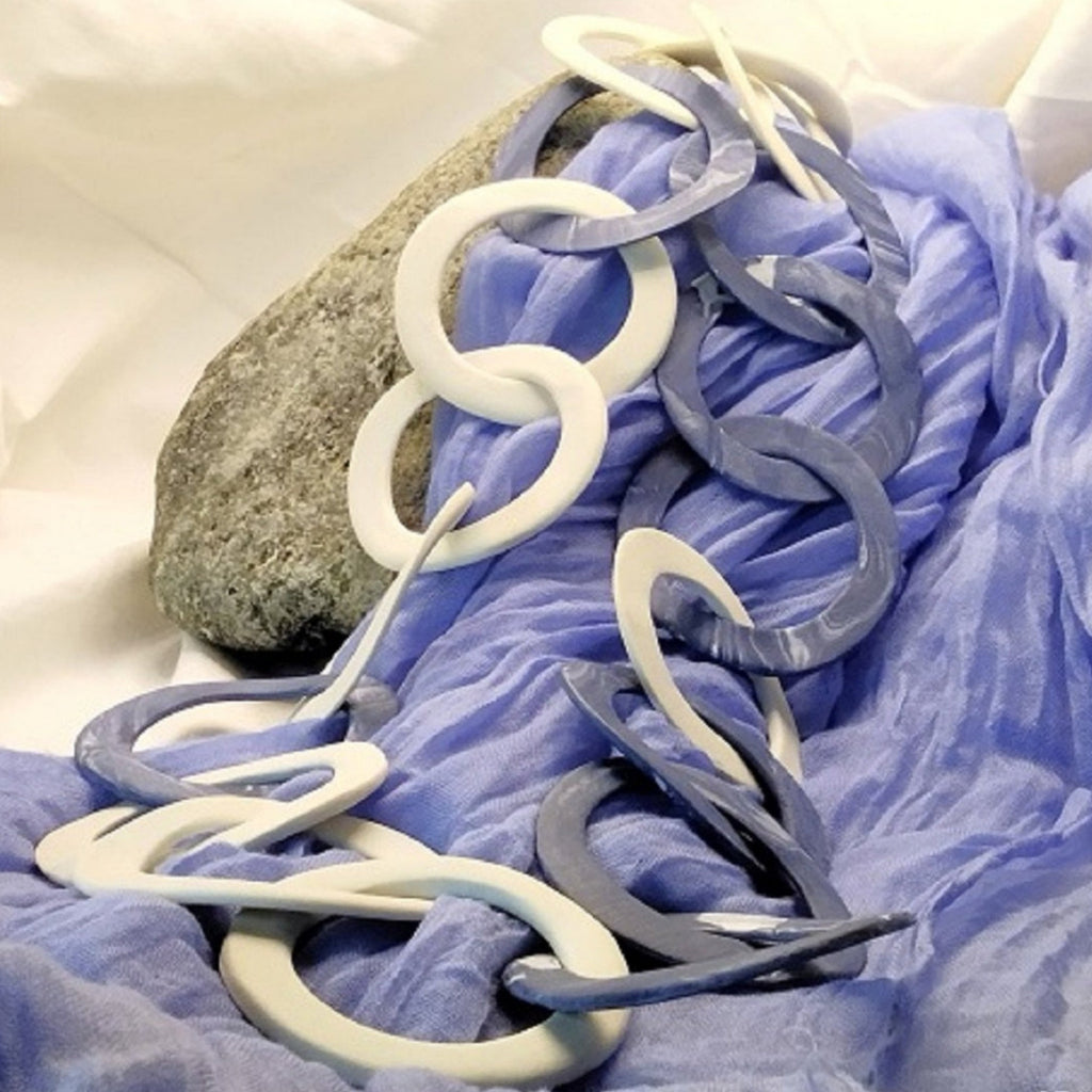 Collana a cerchi grandi in porcellana nerikomi bianco e blu – vista frontale – Maviart