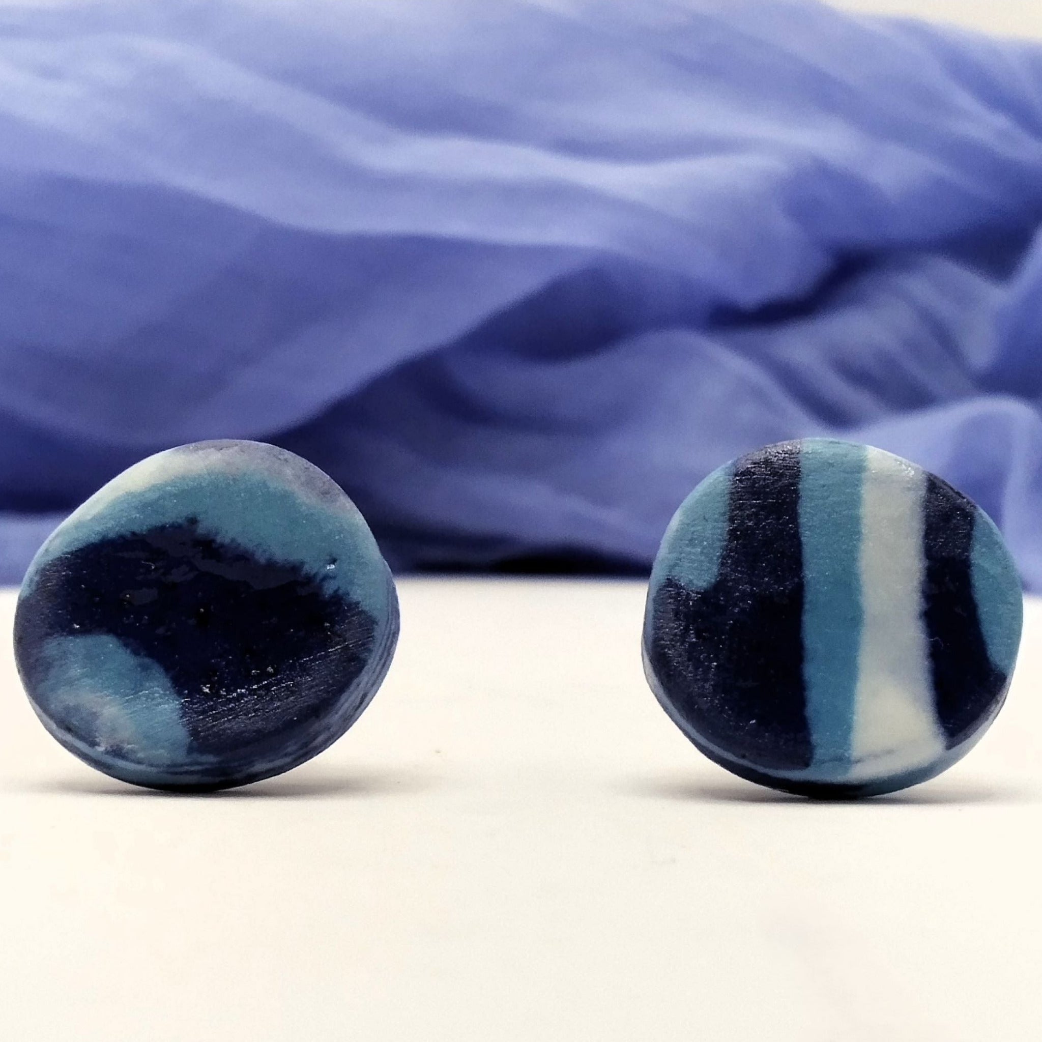 Orecchini rotondi in porcellana nerikomi colori del mare – vista frontale – Maviart