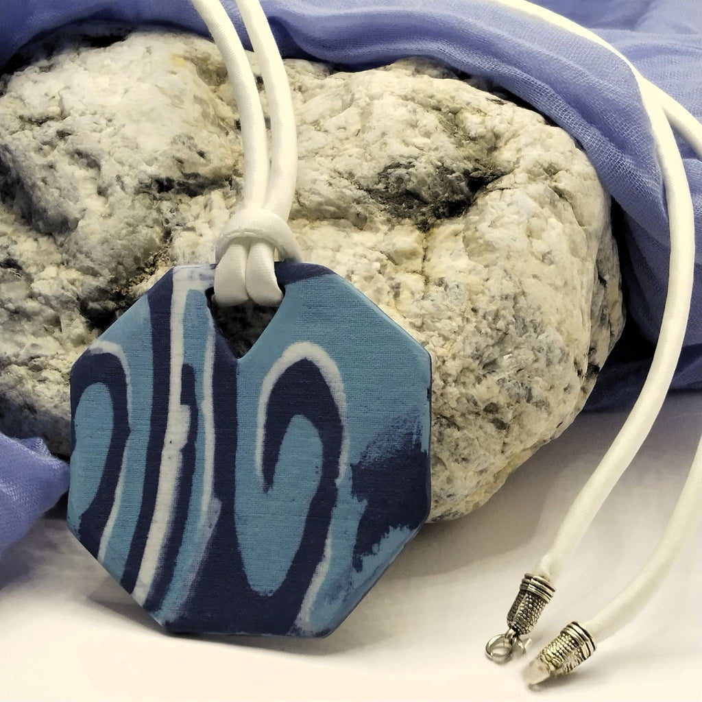 Collana con pendente ottagonale in porcellana nerikomi bianco celeste blu – vista frontale – Maviart