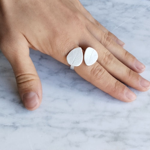 Anello Foglie in porcellana bianca e argento, linea Soffio, indossato.