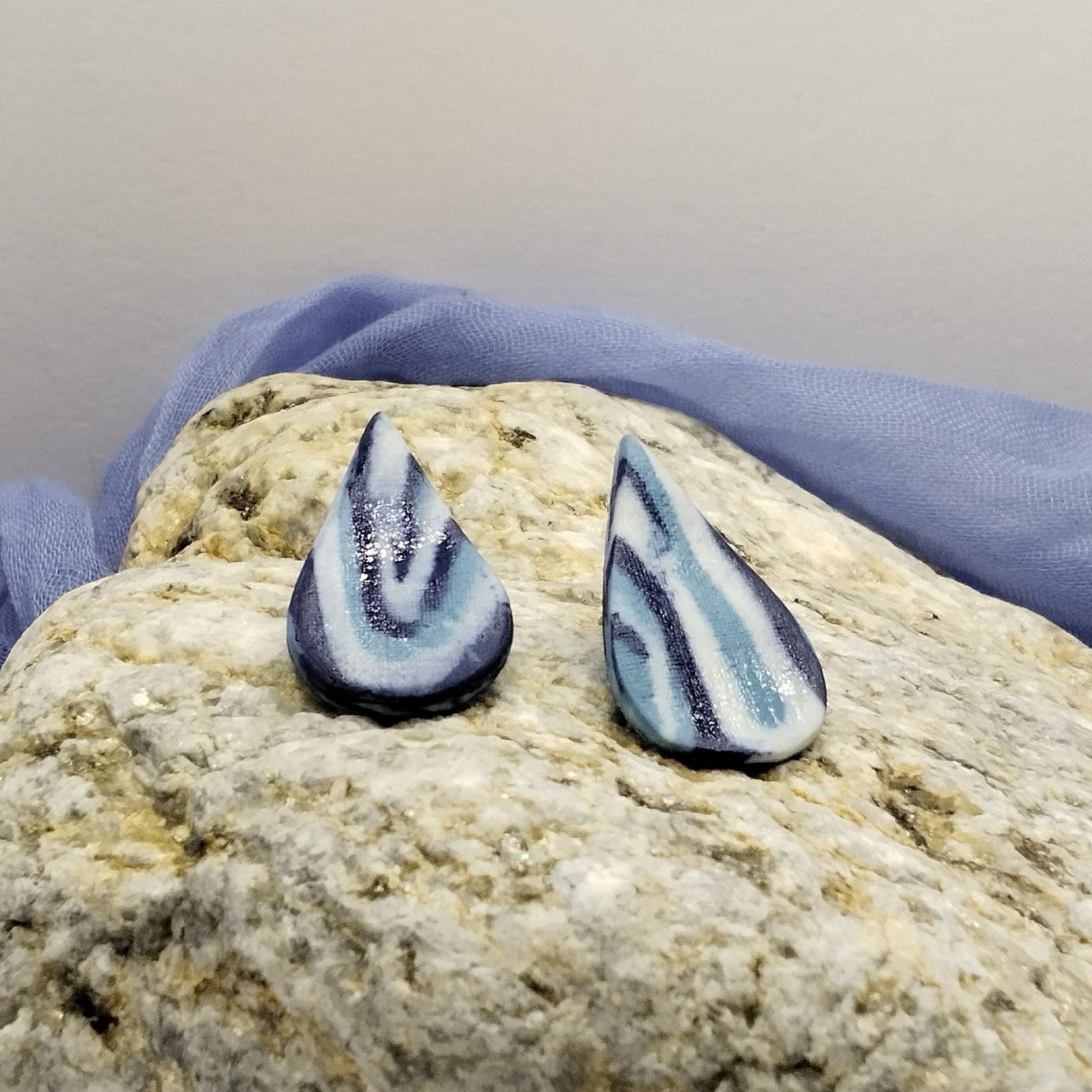 Orecchini a goccia in porcellana nerikomi colori del mare – vista frontale – Maviart