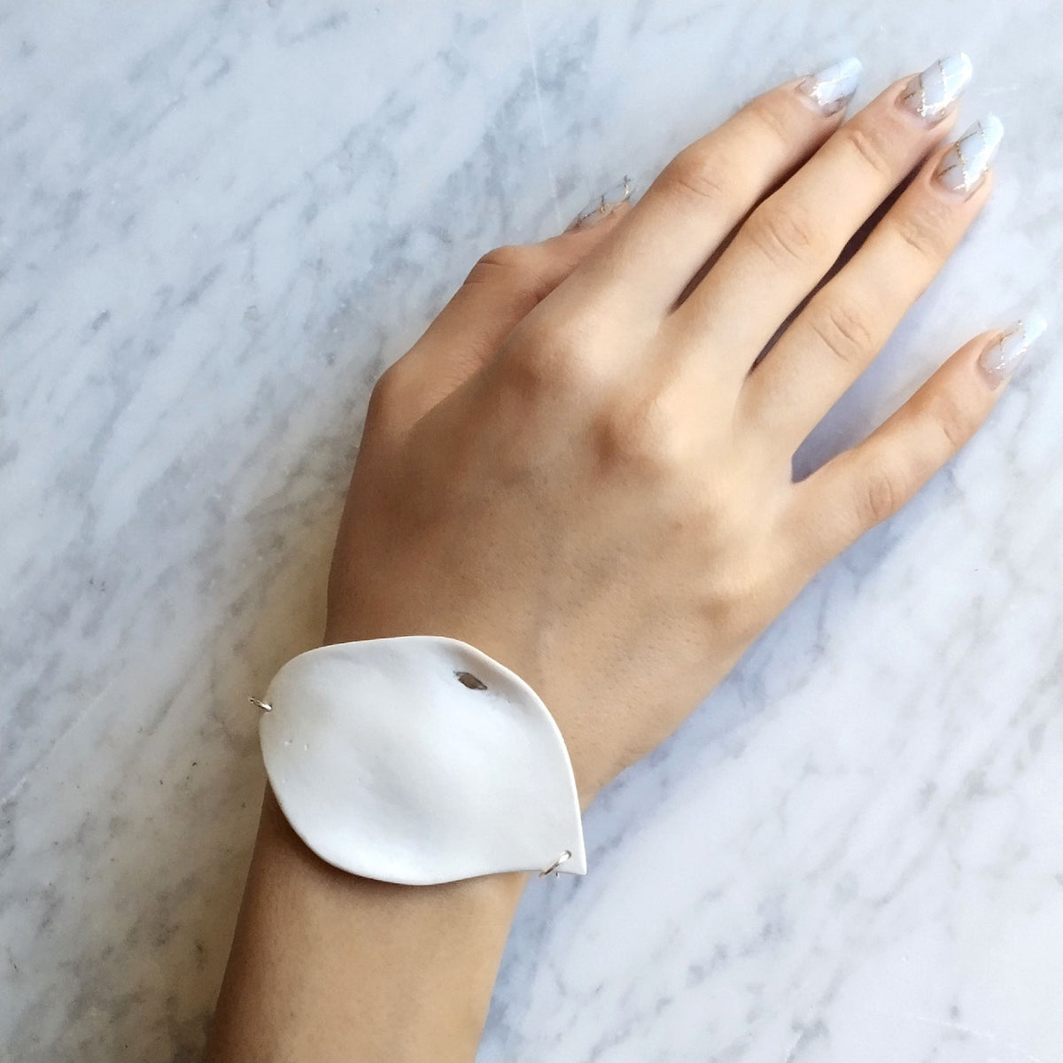 Dettaglio della porcellana bianca con inclusione in platino, bracciale Soffio Maviart