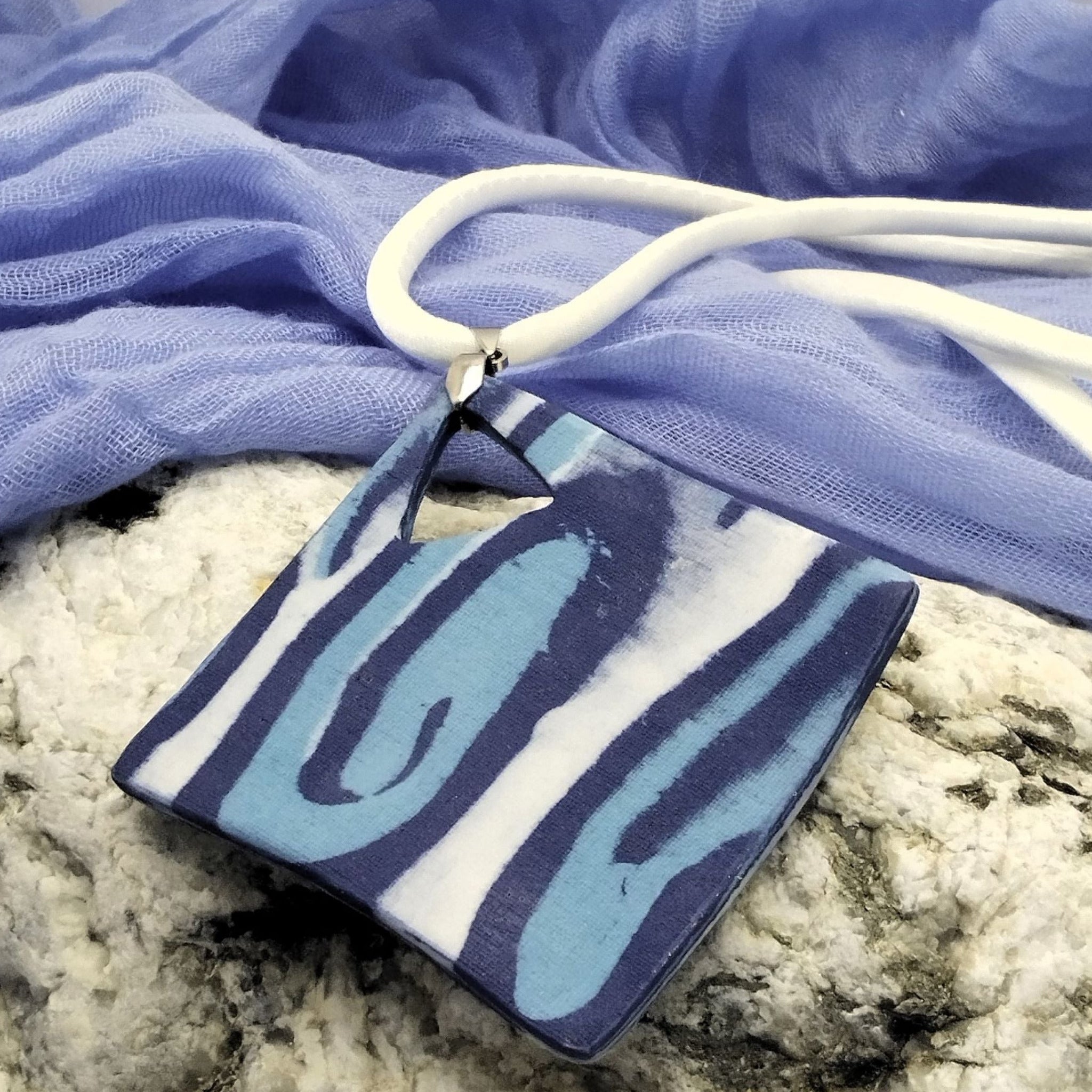Collana con pendente romboidale in porcellana nerikomi – dettaglio colori nerikomi – Maviart