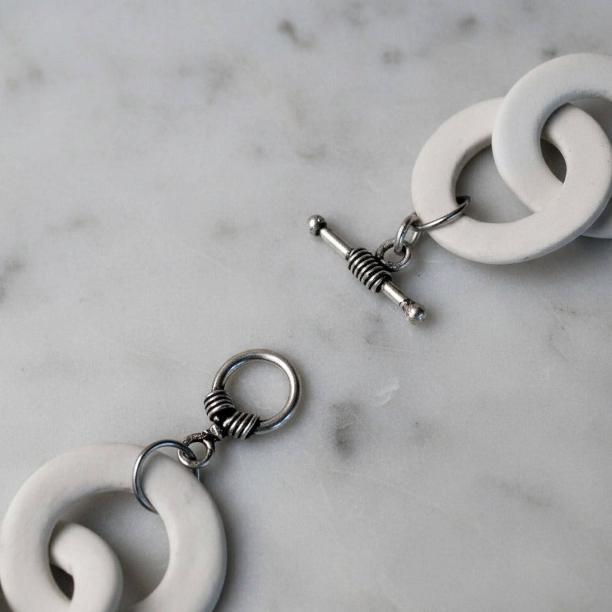 Collana con anelli multidimensione in porcellana – dettaglio chiusura a T – Maviart