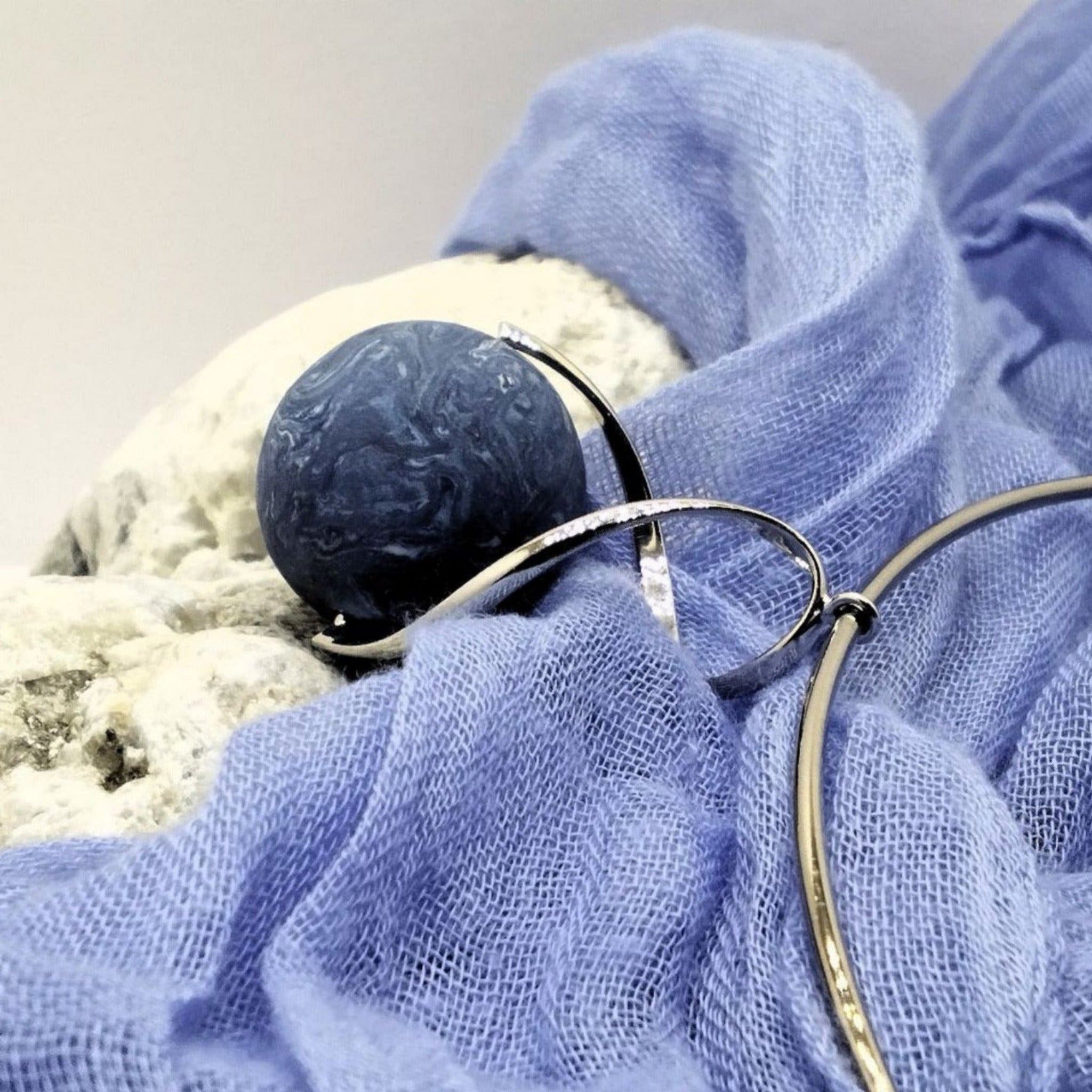 Girocollo con sfera in porcellana blu nerikomi – dettaglio superficie opaca naturale – Maviart