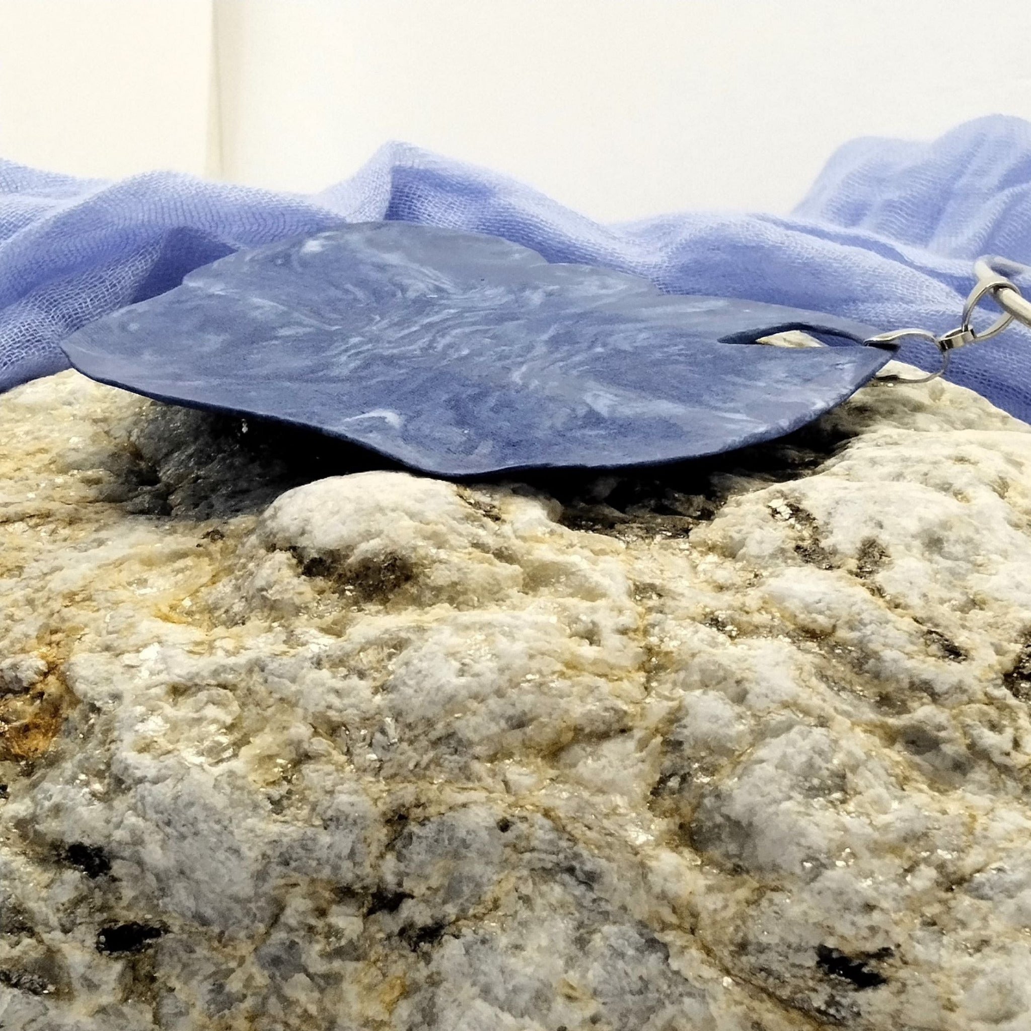 Girocollo con pendente a nuvola in porcellana nerikomi – dettaglio spessore nuvola – Maviart