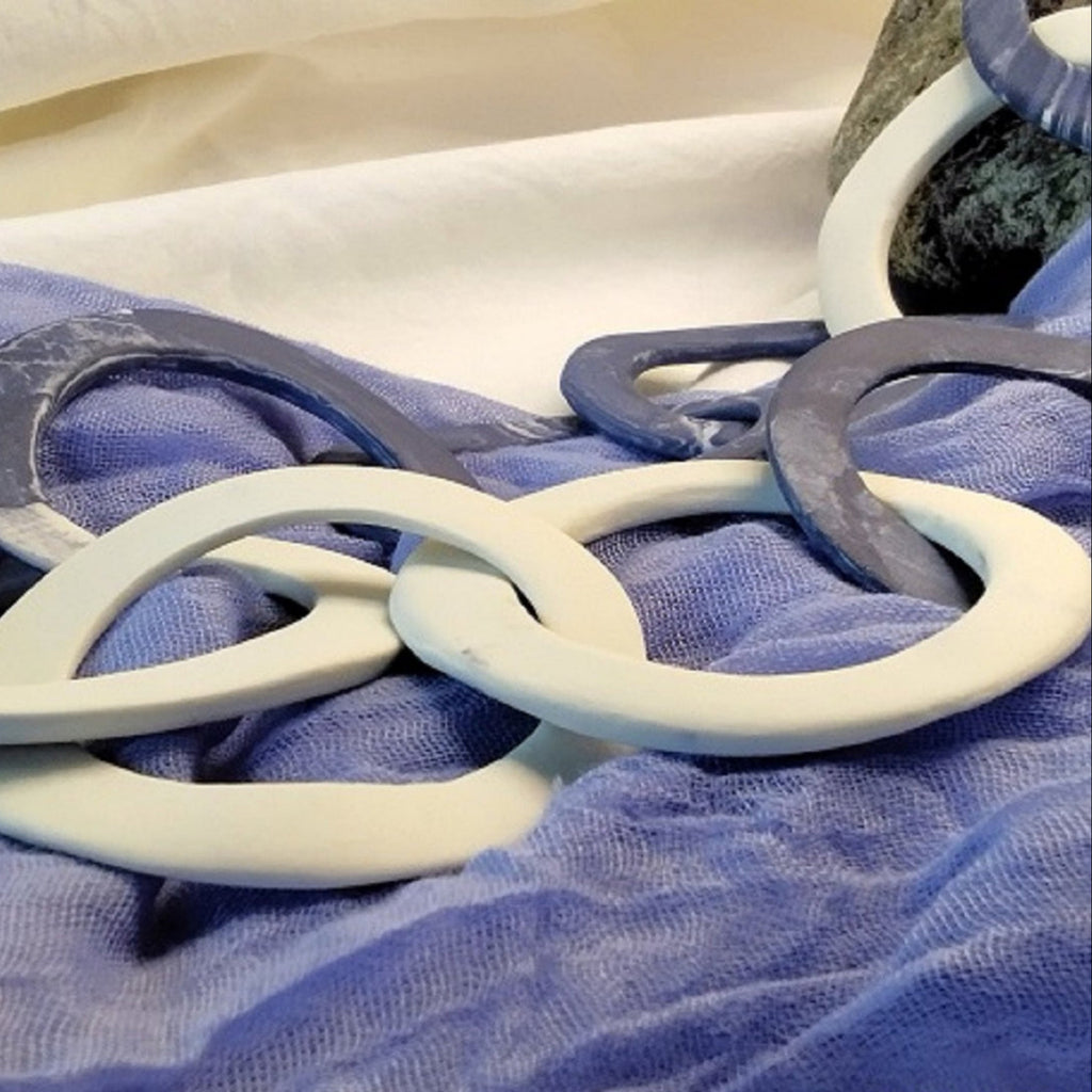 Collana a cerchi grandi in porcellana nerikomi – dettaglio cerchio diametro 7 cm – Maviart
