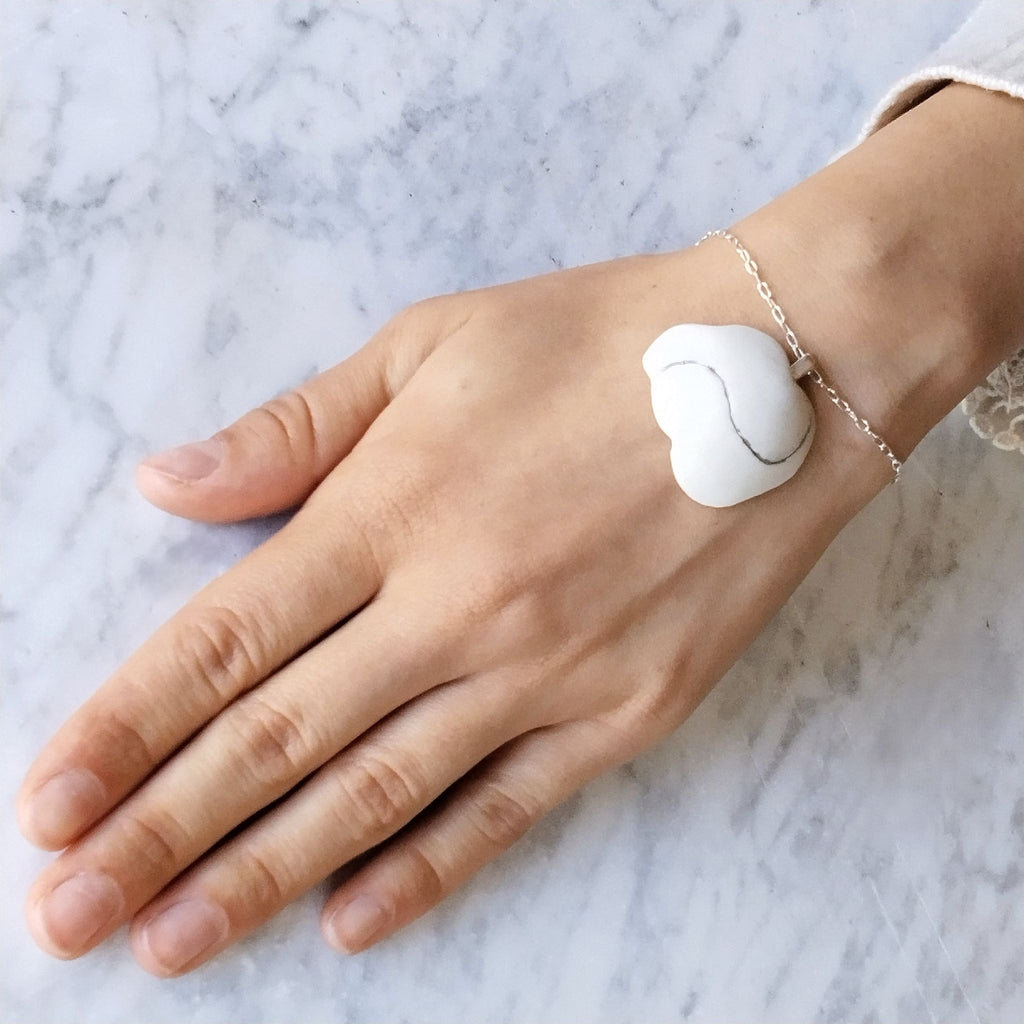 Bracciale Cumulo Maviart indossato al polso, porcellana bianca e argento