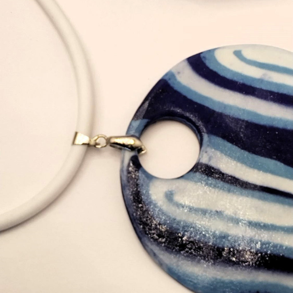 Collana con ciondolo cerchio in porcellana nerikomi – dettaglio contromaglia – Maviart