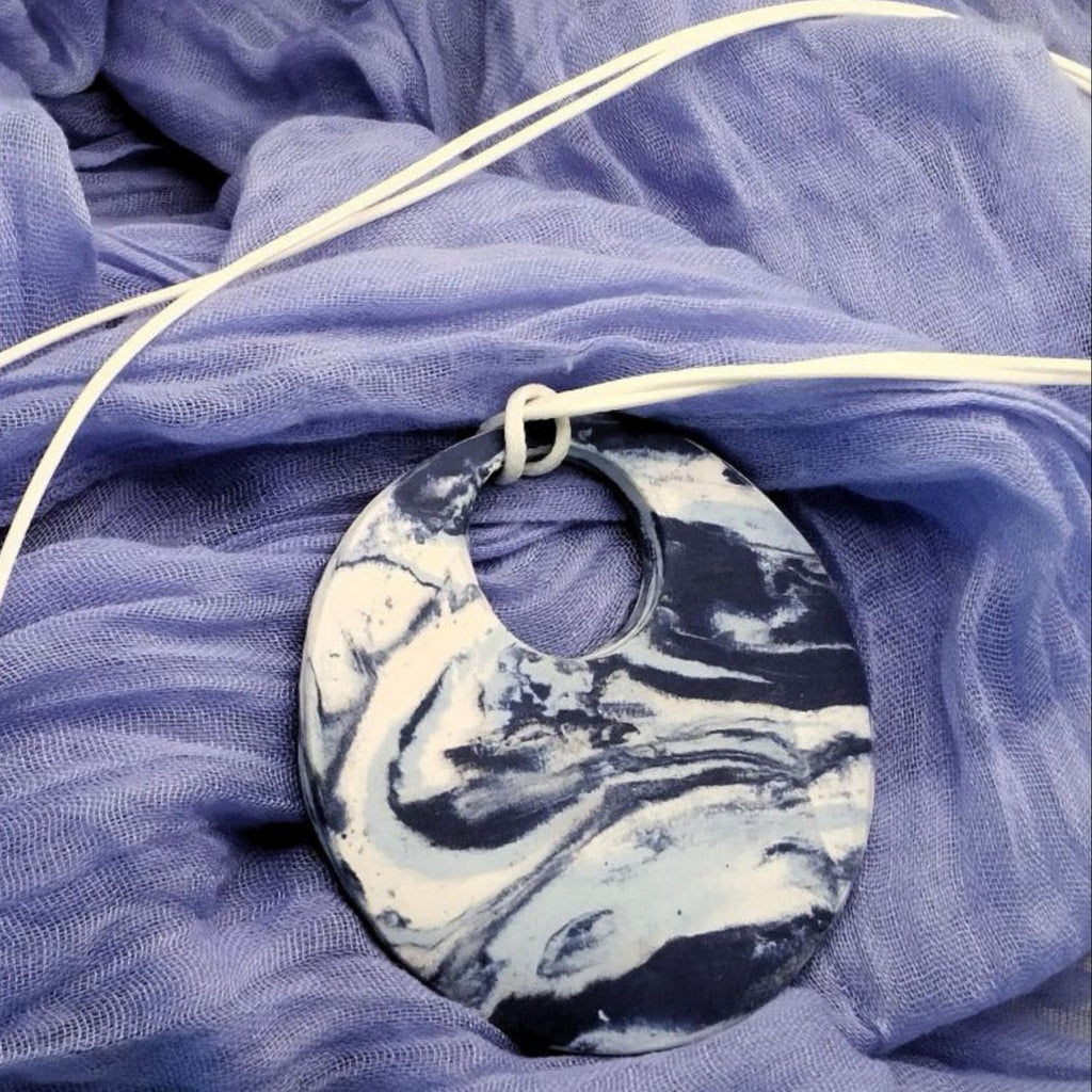 Collana con ciondolo rotondo in porcellana nerikomi – dettaglio superficie naturale – Maviart