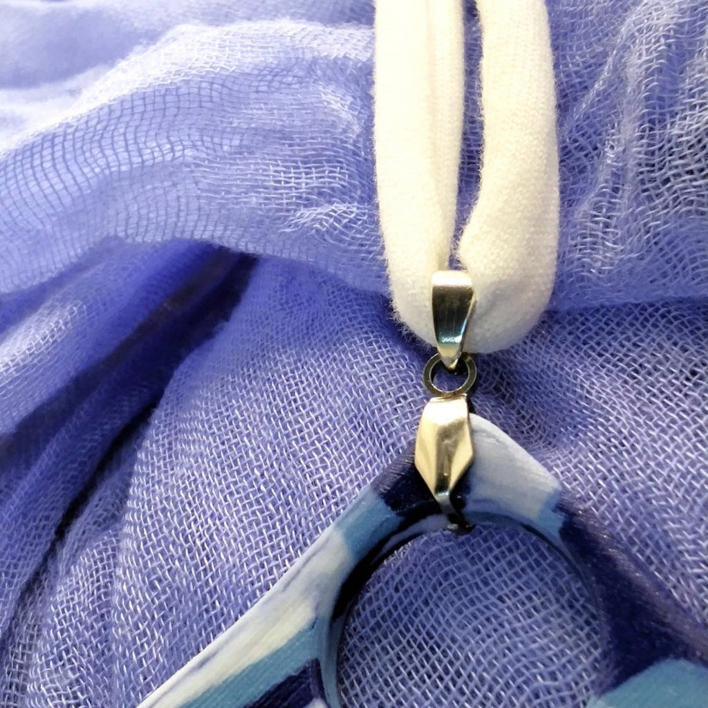 Collana con ciondolo a rombo in porcellana nerikomi – dettaglio contromaglia – Maviart