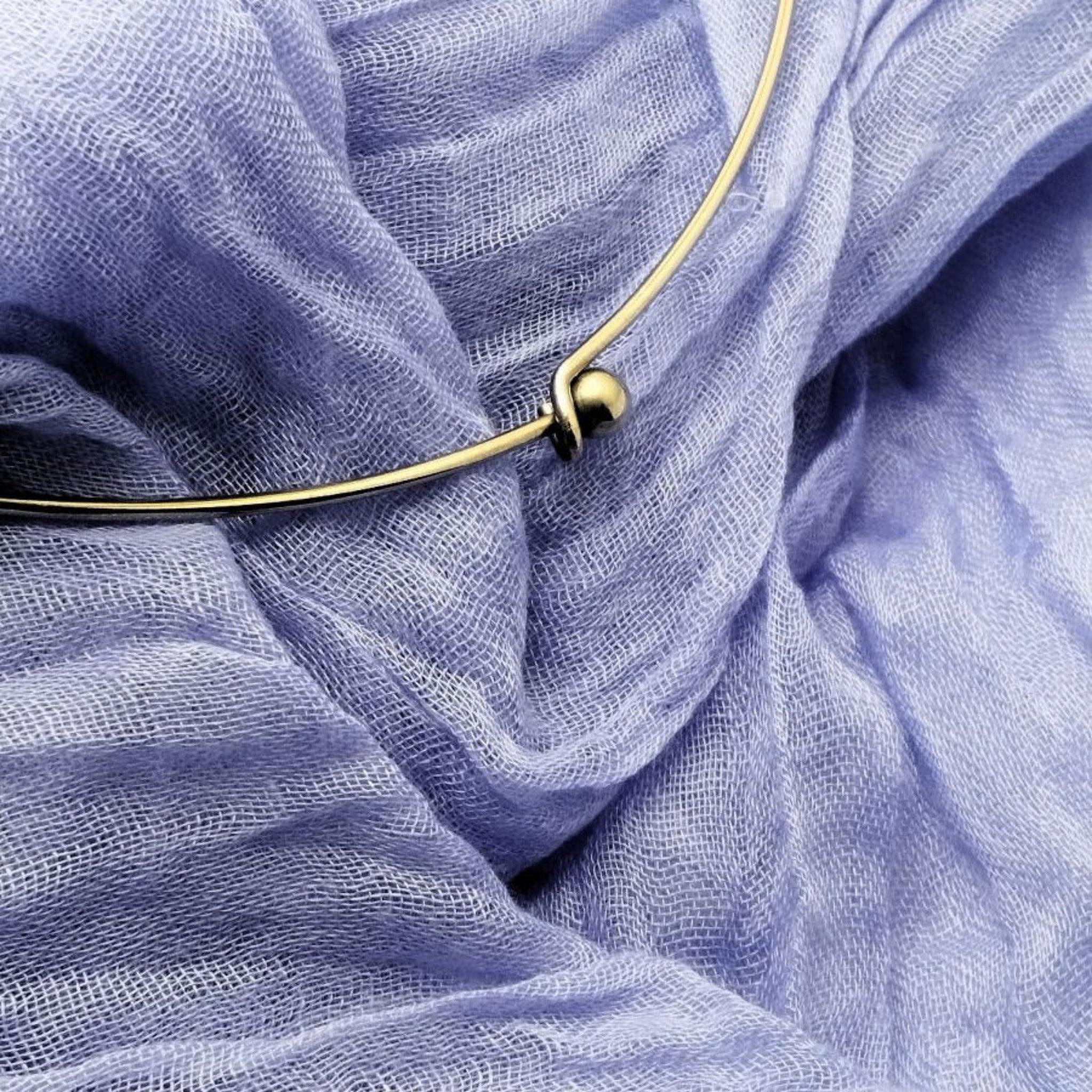 Girocollo con sfera in porcellana blu nerikomi – dettaglio chiusura – Maviart