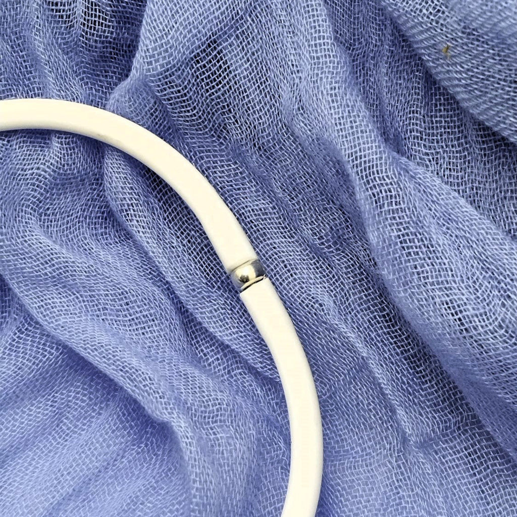 Collana con ciondolo cerchio in porcellana nerikomi – dettaglio laccio caucciù nichel-free – Maviart