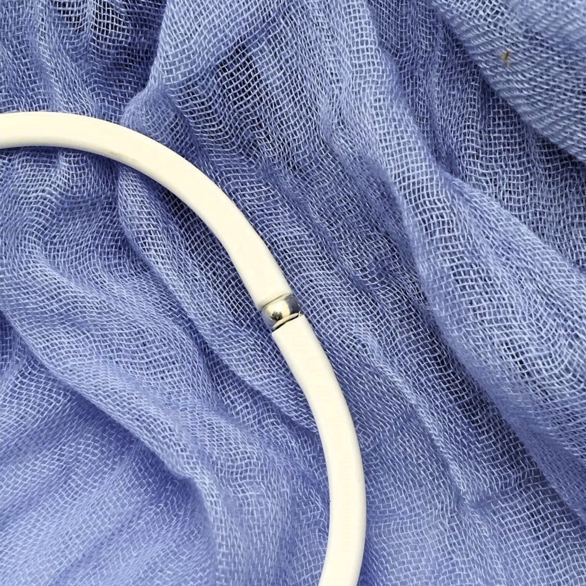 Collana con ciondolo cerchio in porcellana nerikomi – dettaglio laccio caucciù nichel-free – Maviart