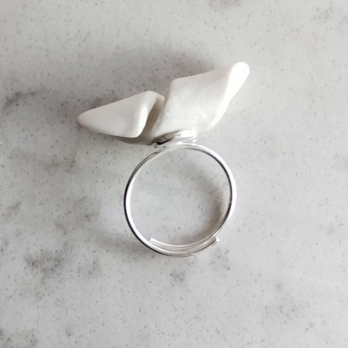 Anello Turbine Maviart, porcellana bianca con platino su base in argento. Dettaglio base d'argento regolabile.