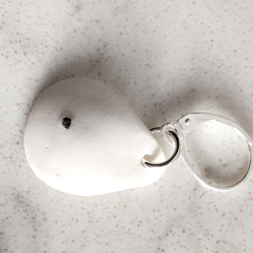 Dettaglio dell’orecchino Soffio: porcellana bianca con inclusione di platino e monachella in argento.