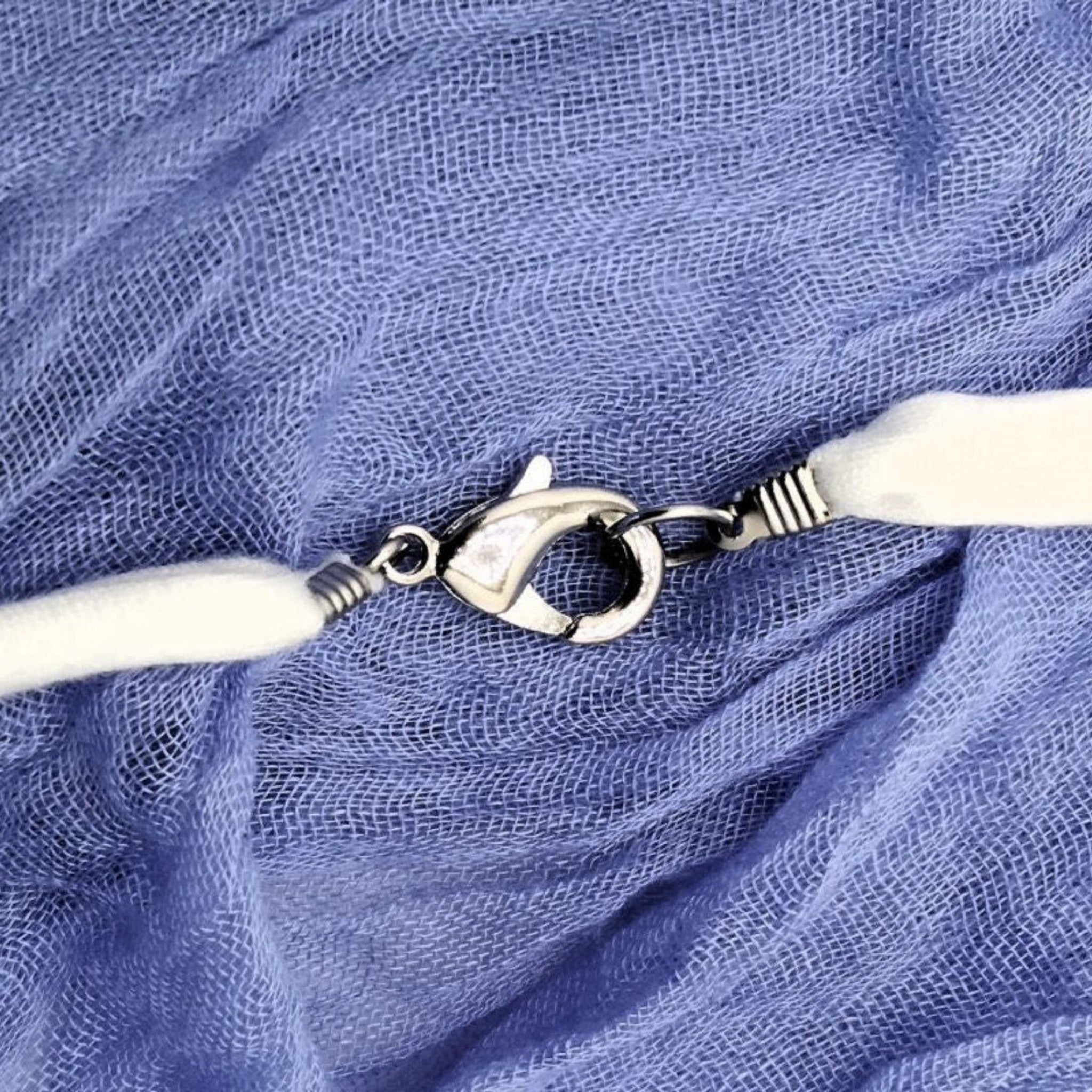 Collana con ciondolo a rombo in porcellana nerikomi – dettaglio chiusura moschettone acciaio – Maviart