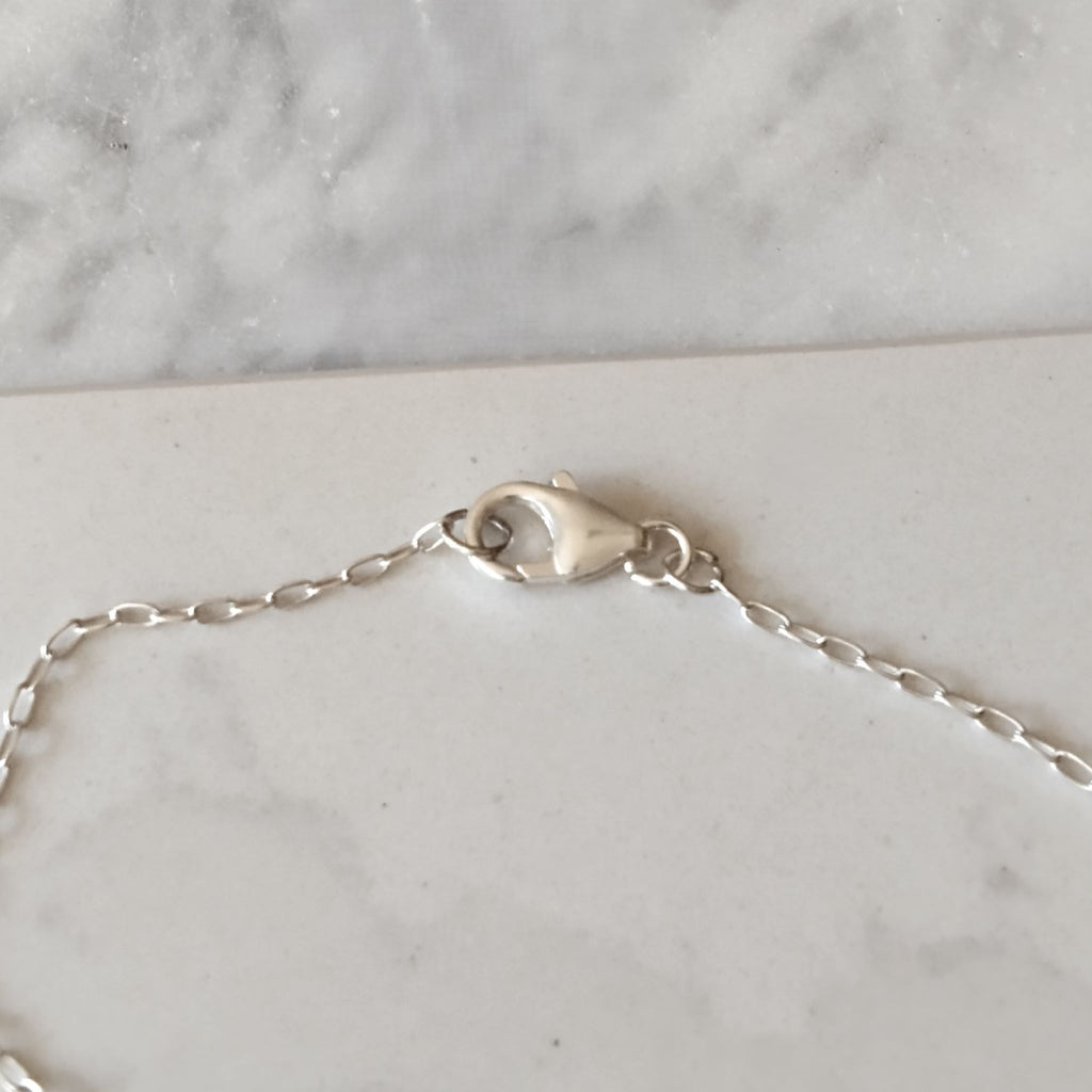 Bracciale Cumulo Maviart in posa dall'alto, catena e chiusura in argento sterling