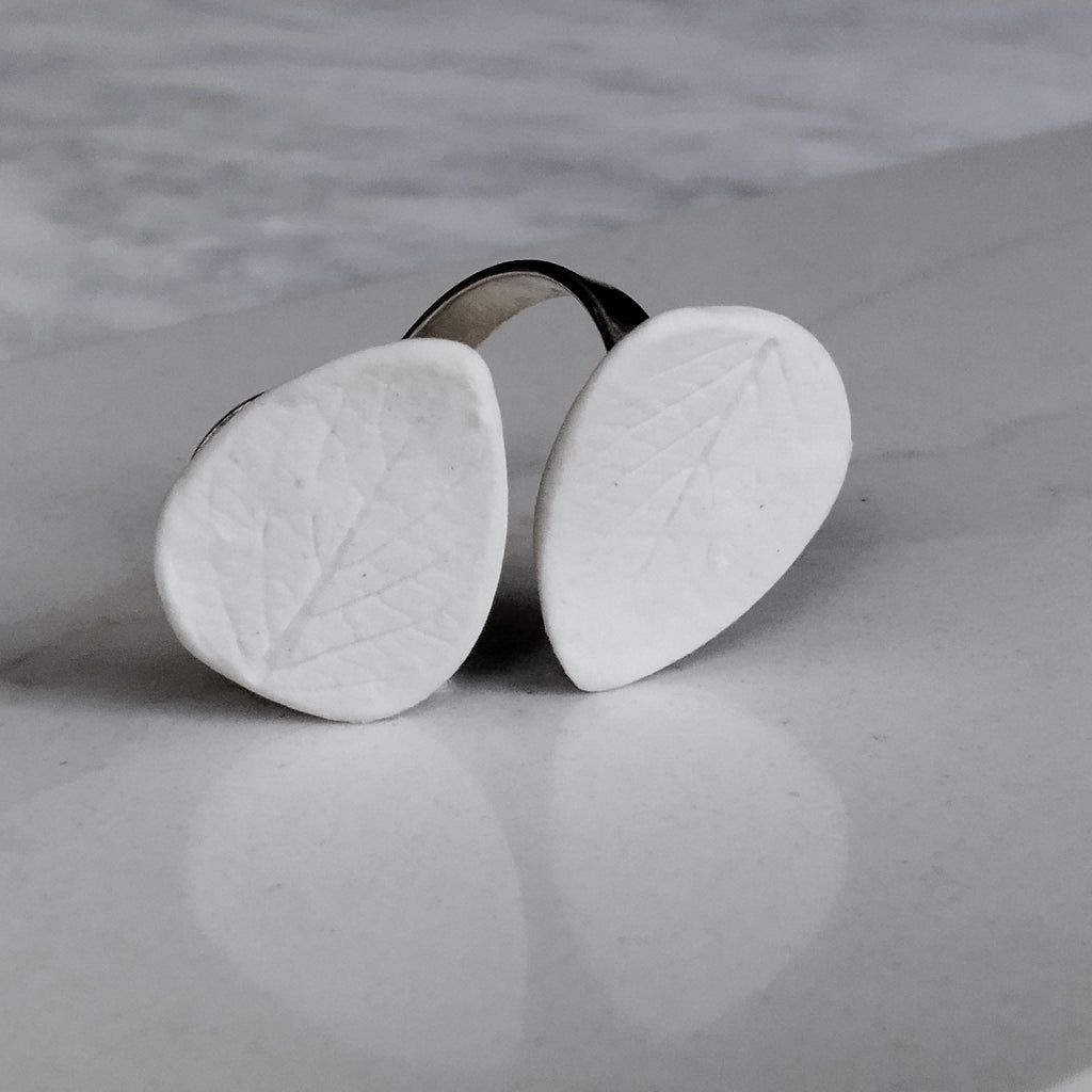 Anello Foglie in porcellana bianca e argento, linea Soffio. Dettaglio foglie.