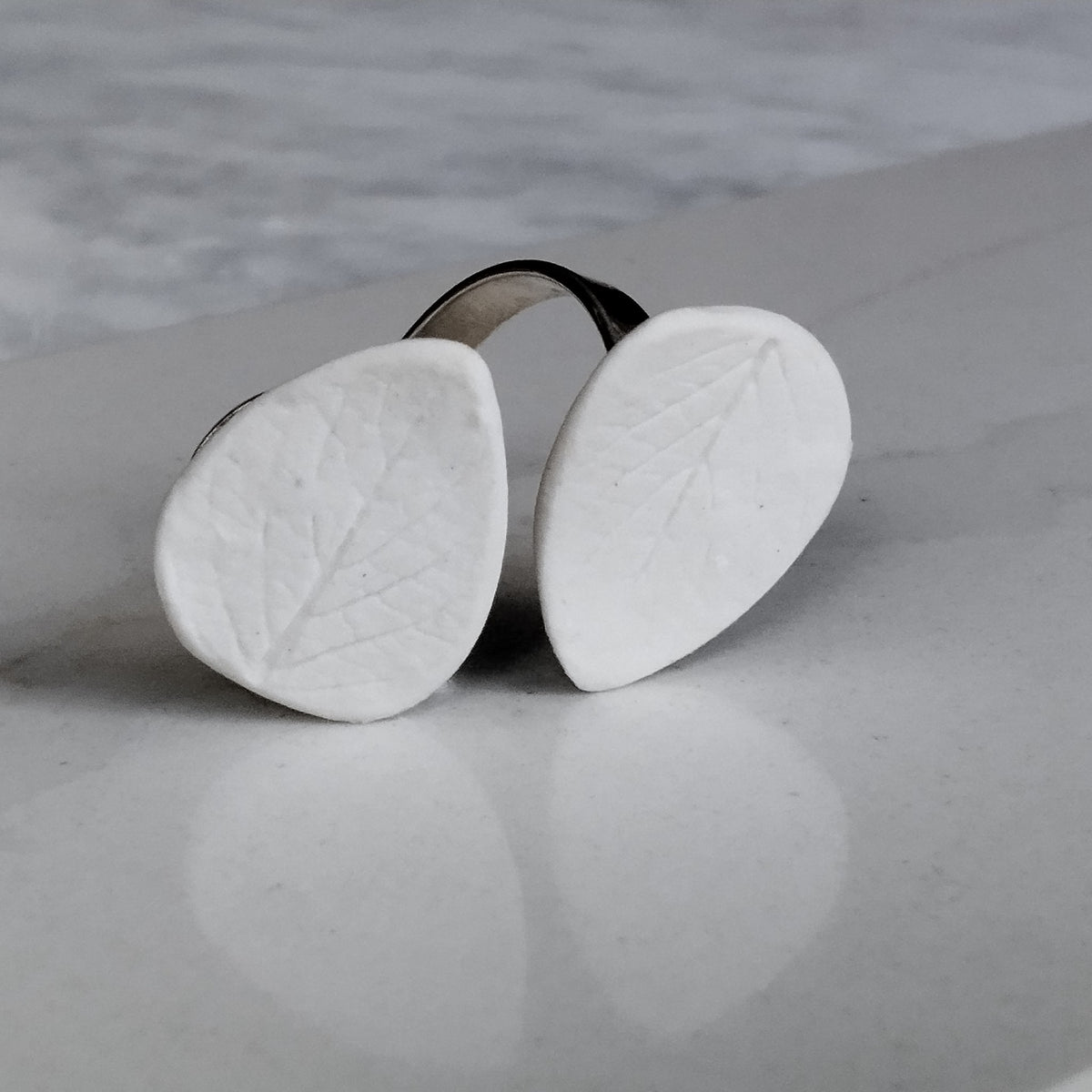Anello Foglie in porcellana bianca e argento, linea Soffio. Dettaglio foglie.