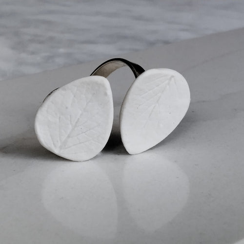 Anello Foglie in porcellana bianca e argento, linea Soffio. Dettaglio foglie.