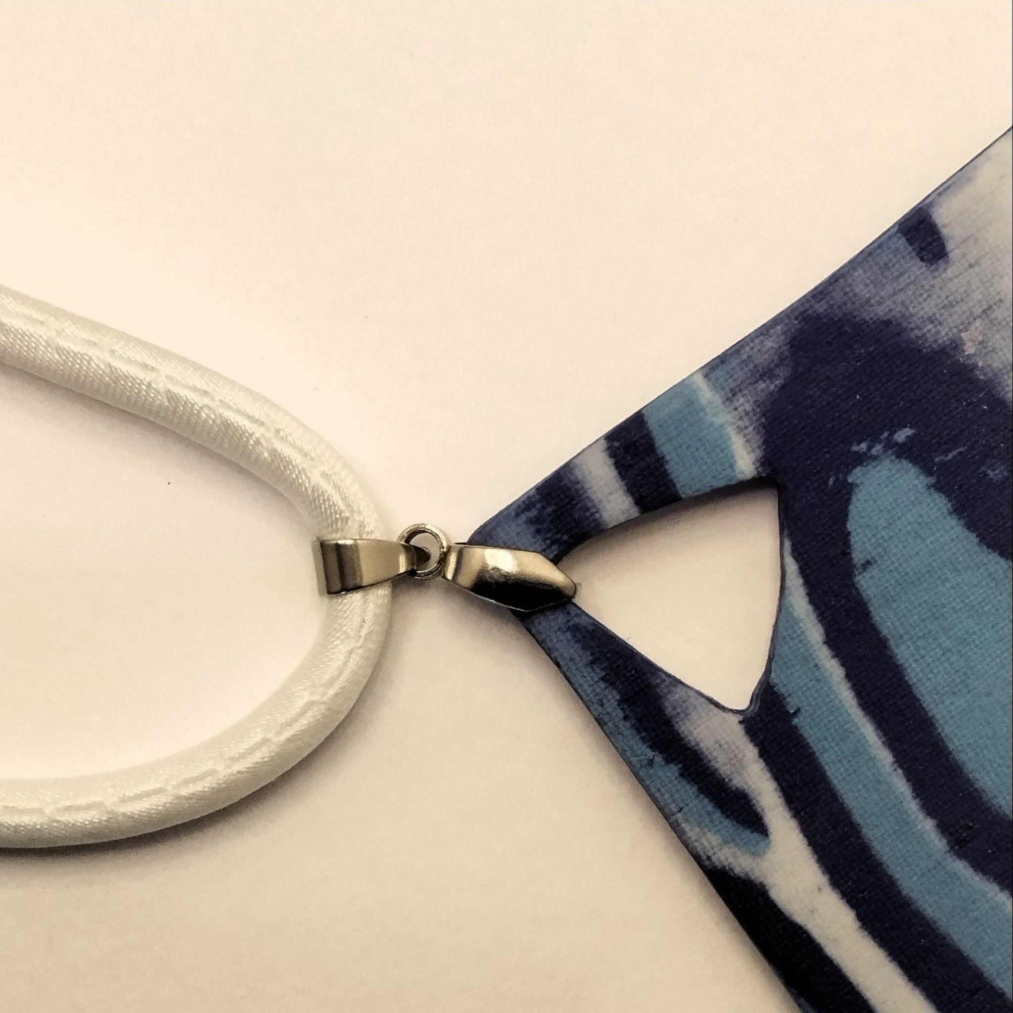 Collana con pendente romboidale in porcellana nerikomi – dettaglio contromaglia – Maviart