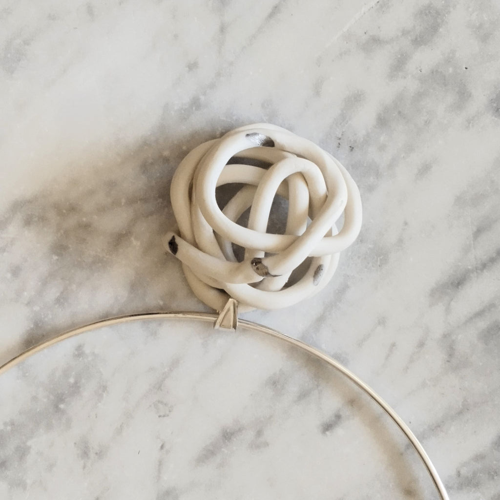 Collana Gomitolo in Porcellana e Argento Sterling – Collezione Aria