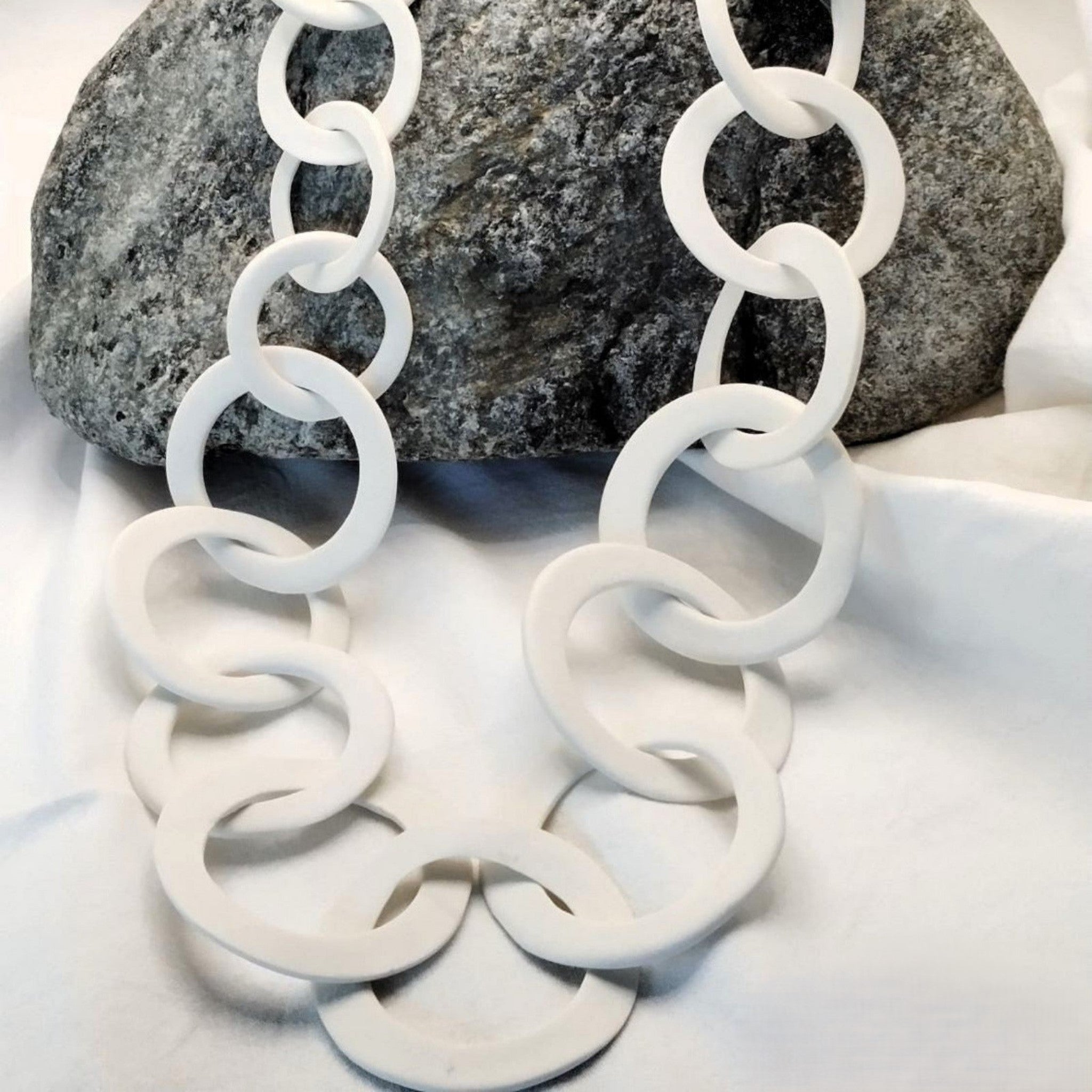 Collana con anelli multidimensione in porcellana – vista in lunghezza – Maviart