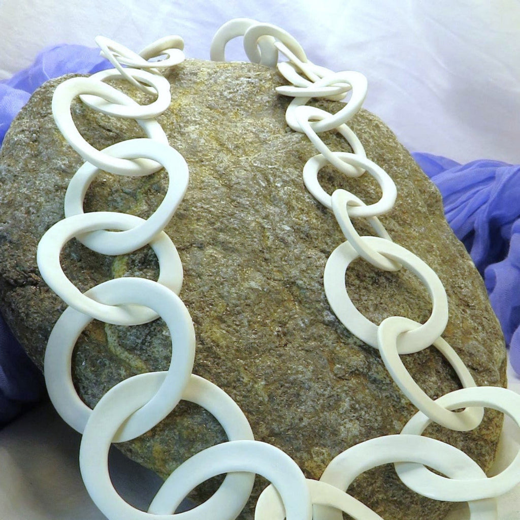 Collana con anelli multidimensione in porcellana – dettaglio cerchi di diverse dimensioni – Maviart