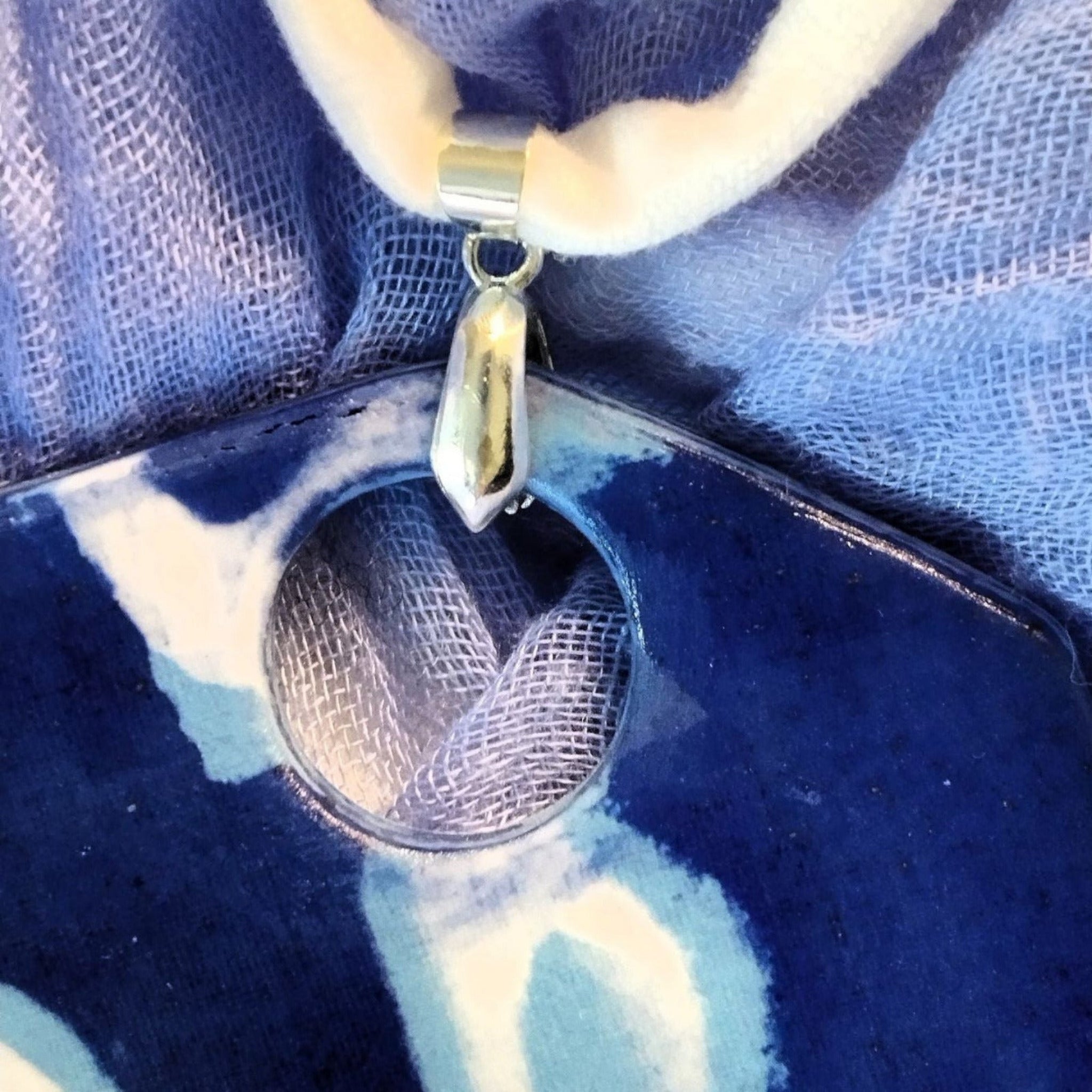 Collana con ciondolo ottagonale in porcellana nerikomi –dettaglio contromaglia – Maviart