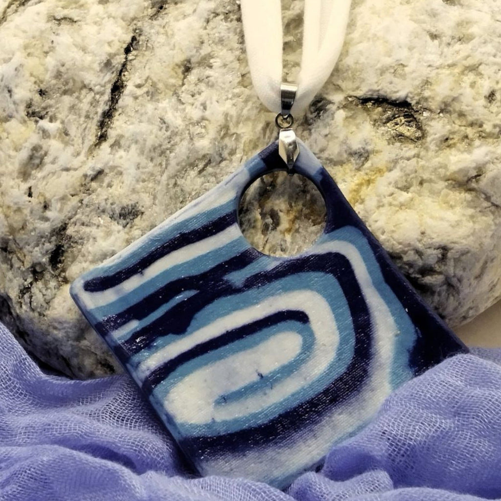 Collana con ciondolo a rombo in porcellana nerikomi – dettaglio superficie lucida – Maviart